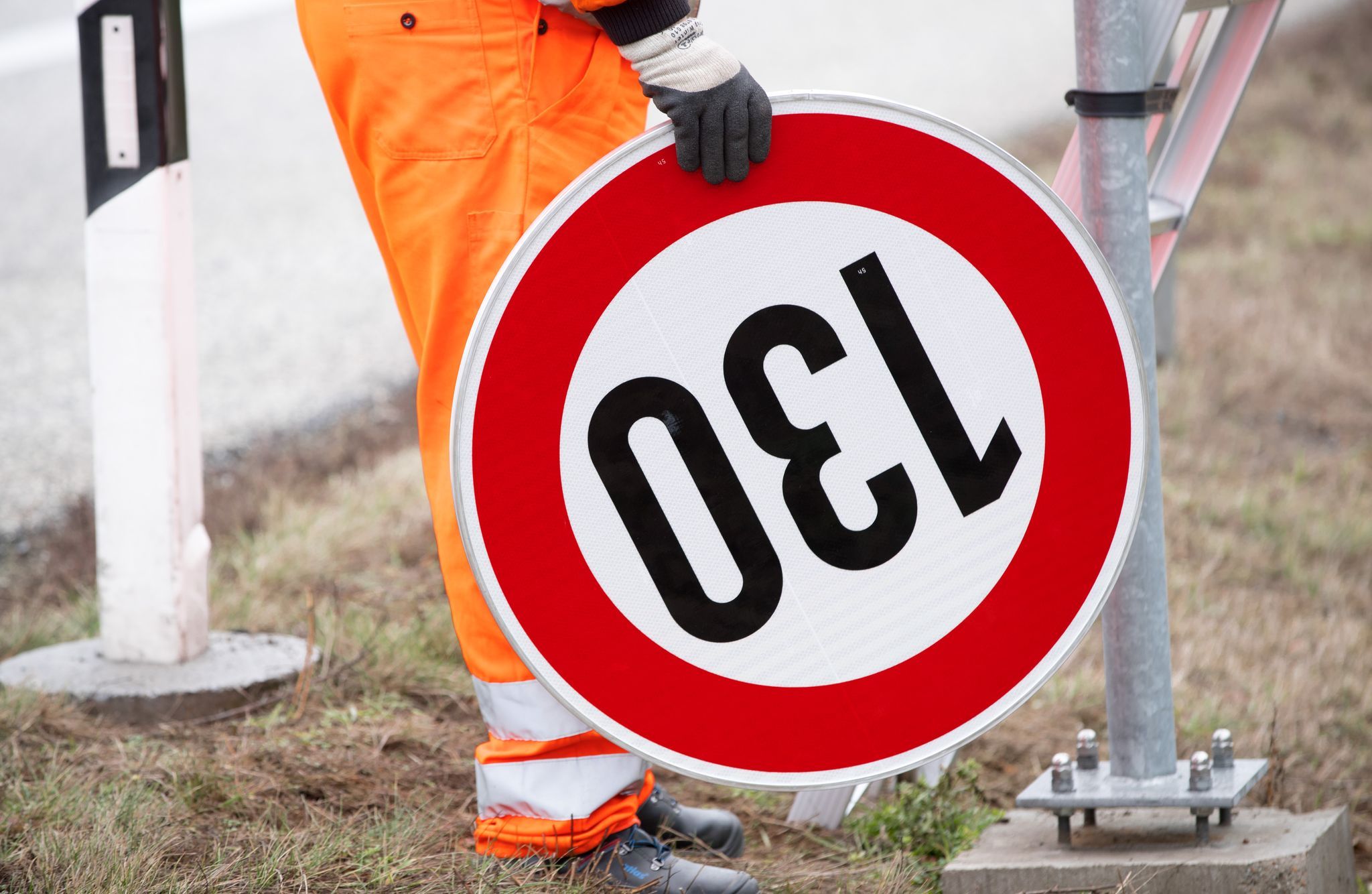 Ausreisegenehmigungen für Wehrpflichtige und Tempolimit: Erwachsene unter Generalverdacht