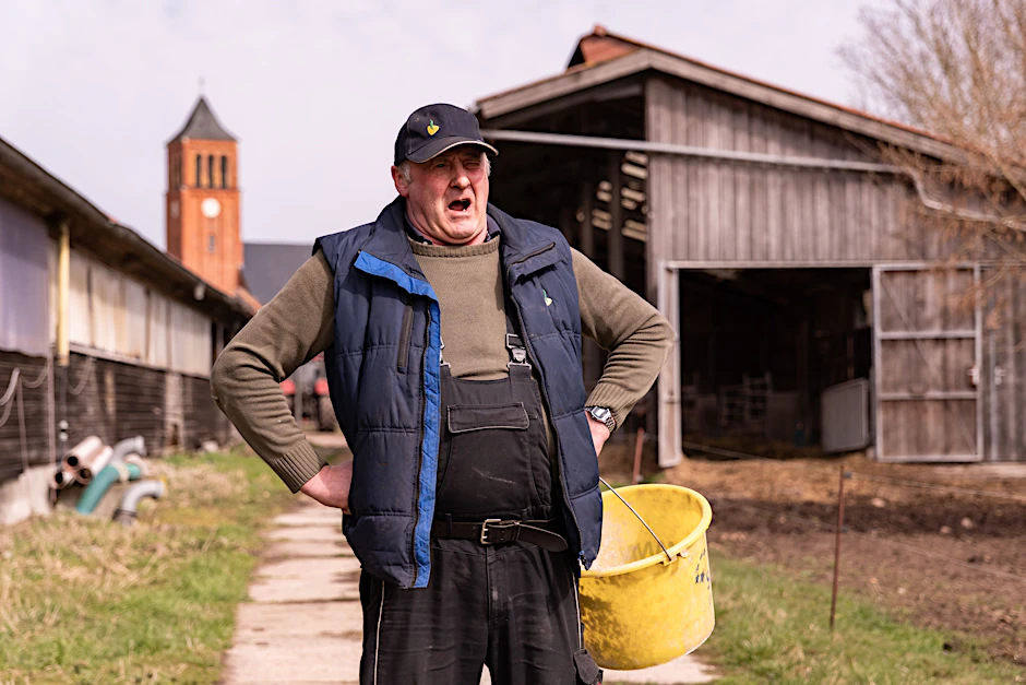 Jens Gerloff ruft seine Mutterkühe: Der Landwirt aus der Prignitz hat sich den Bauernprotesten schon vor Jahren angeschlossen.