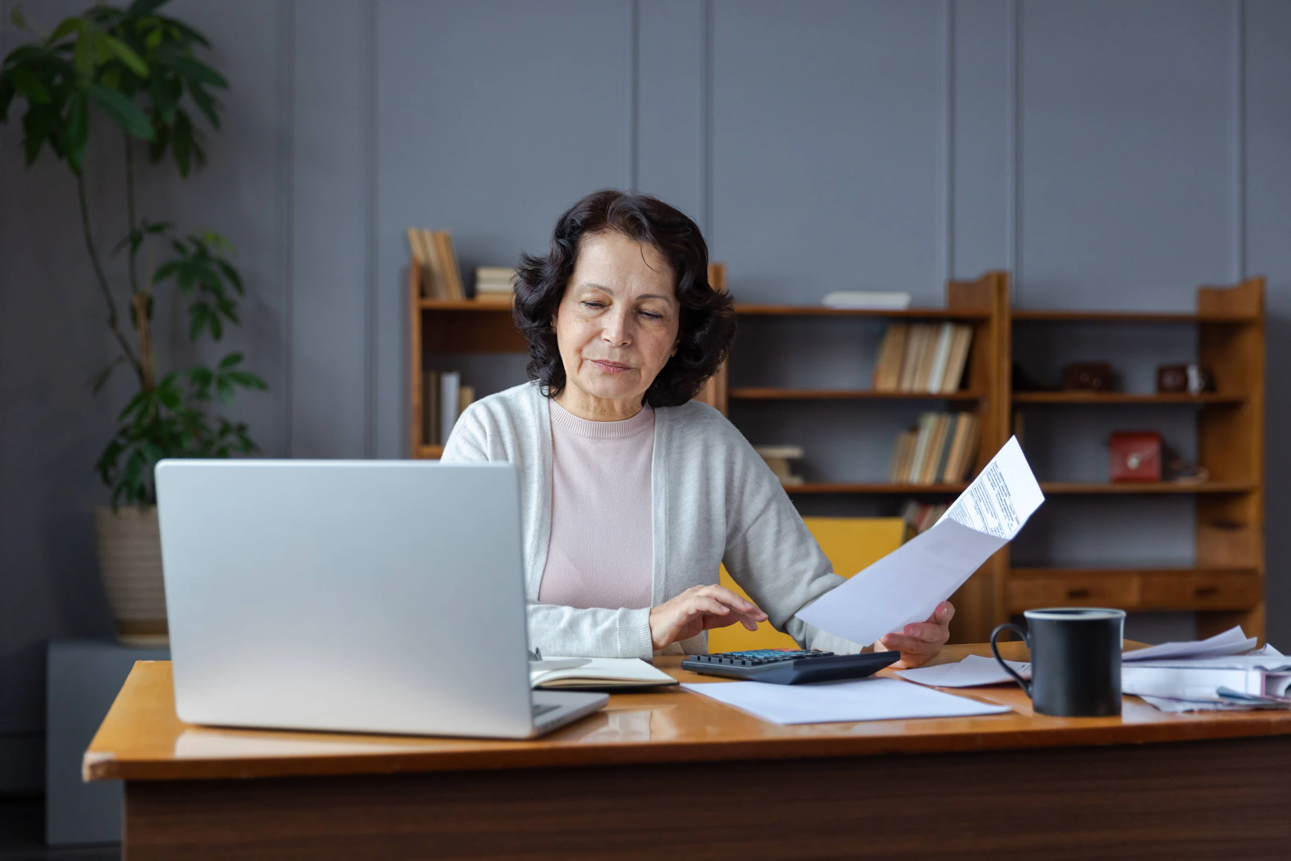 Auch Kleinvieh macht Mist. Rentner sollten regelmäßig ihre Verträge checken, ob es bessere Angebote gibt.