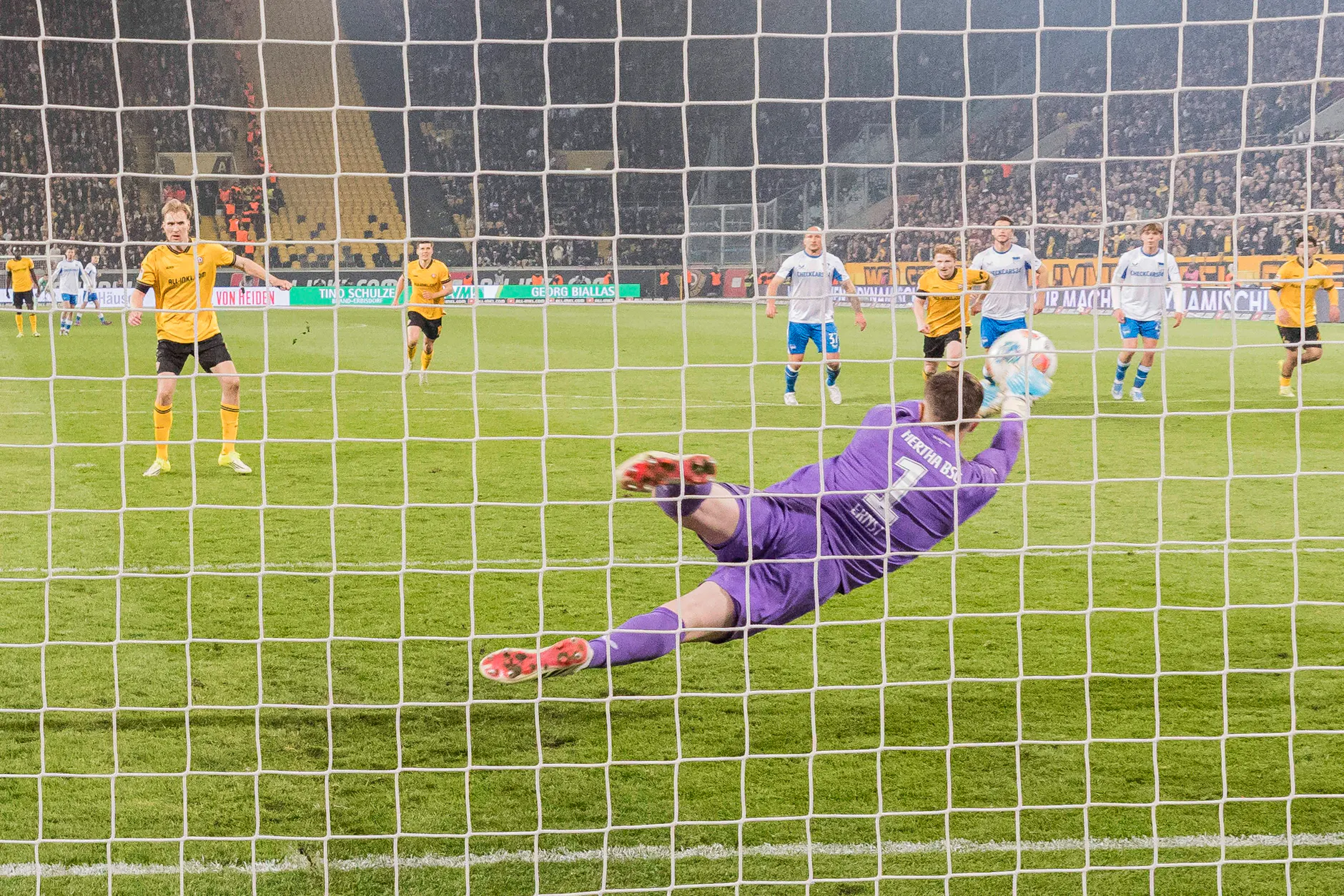 Die Parade, die den Traum vom Aufstieg bei Hertha BSC am Leben hält: Tjark Ernst entschärft den Elfmeter von Dynamo Dresden.