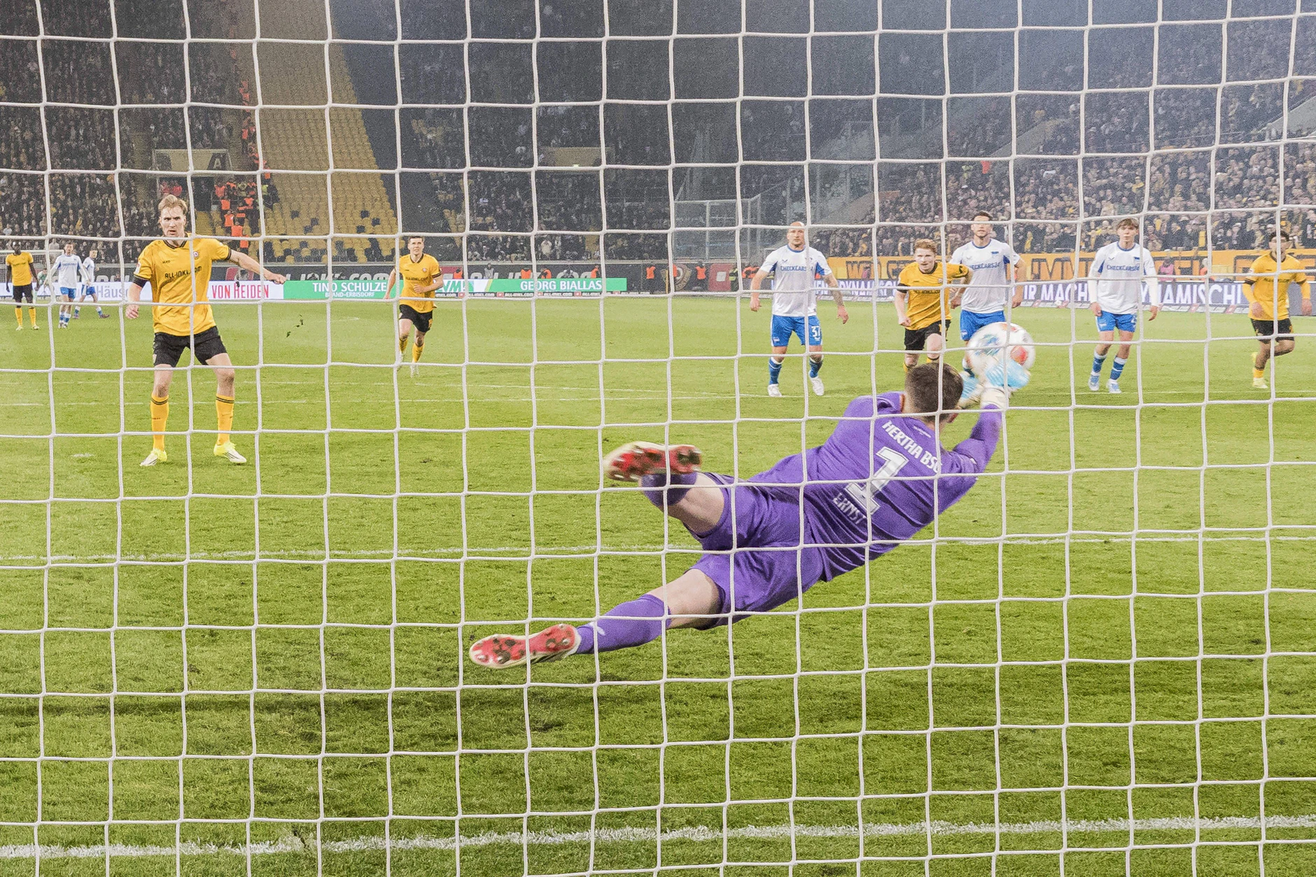 Die Parade, die den Traum vom Aufstieg bei Hertha BSC am Leben hält: Tjark Ernst entschärft den Elfmeter von Dynamo Dresden. 