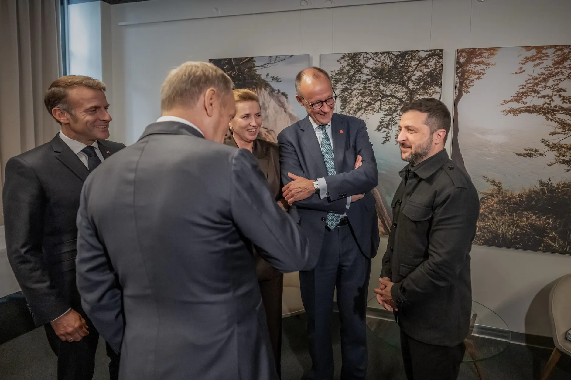 Bundeskanzler Merz steht neben Macron, Frederiksen, Selenskyj und Tusk bei einem Treffen der Ukraine-Kontaktgruppe im Rahmen des Gipfeltreffens der Europäischen Politischen Gemeinschaft.