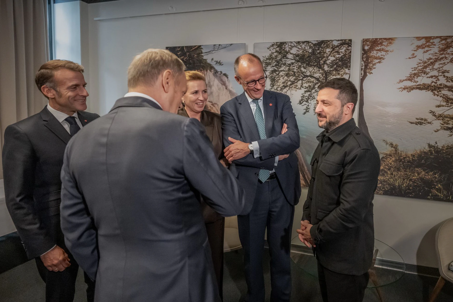 Bundeskanzler Merz steht neben Macron, Frederiksen, Selenskyj und Tusk bei einem Treffen der Ukraine-Kontaktgruppe im Rahmen des Gipfeltreffens der Europäischen Politischen Gemeinschaft.