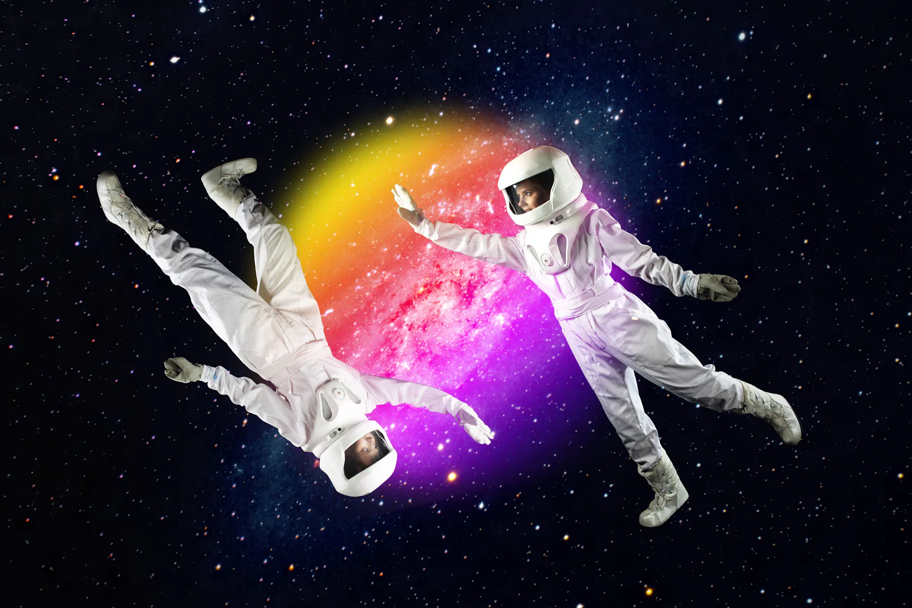 Die Erde liegt weiter hinter ihnen und die Schwerkraft auch. Mit dem Sex ist es jetzt etwas schwer.