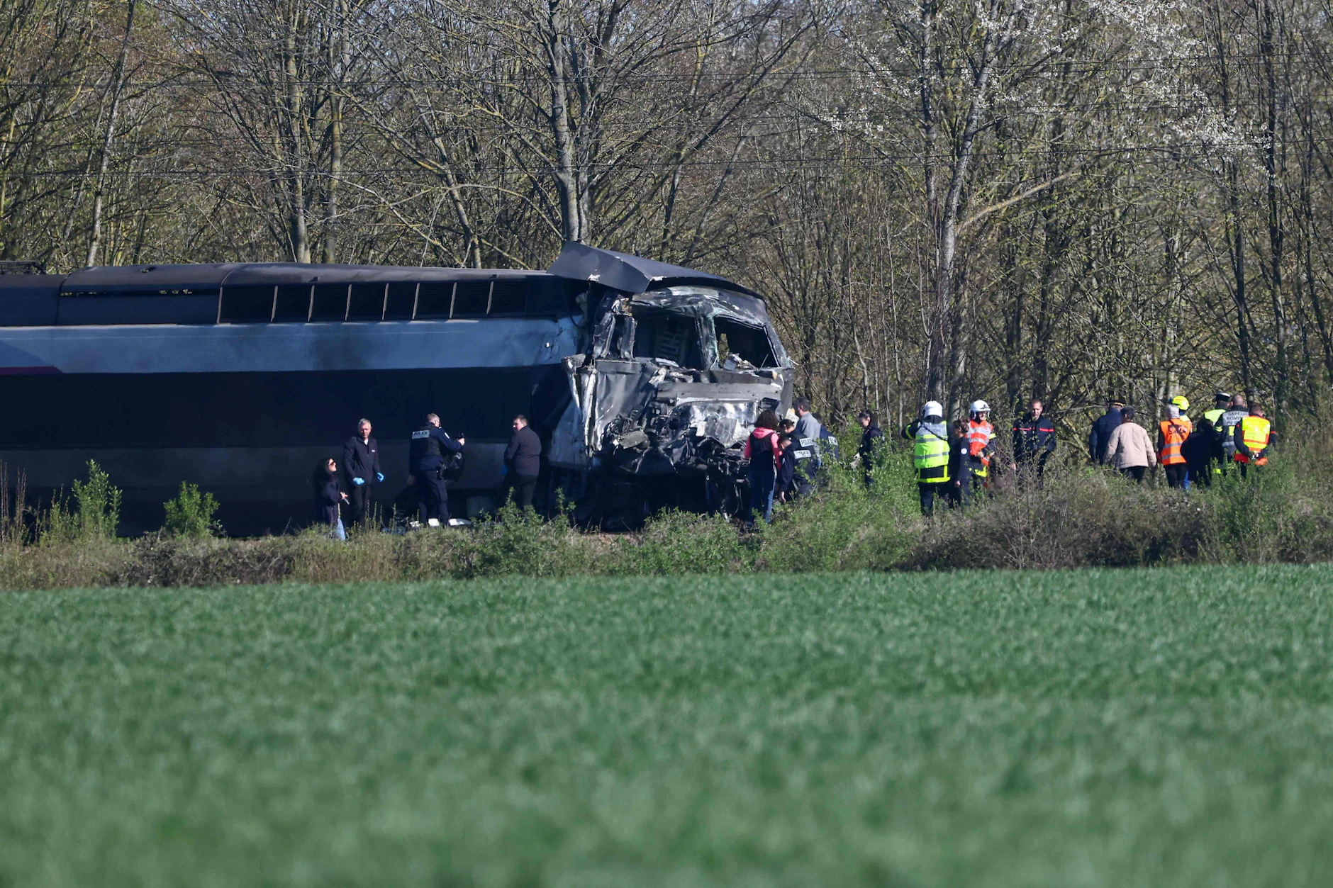 Ein Teil des TGV-Zuges steht nach dem Zusammenstoß mit einem Laster an einem Bahnübergang zwischen Bethune und Lens in Bully-les-Mines.