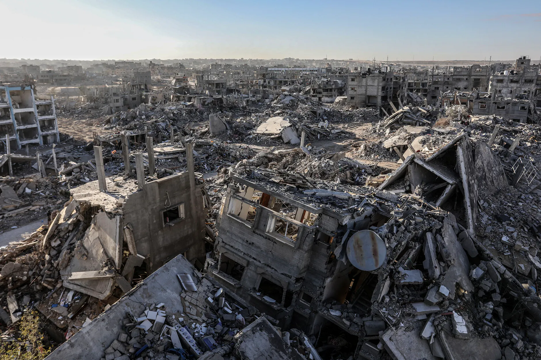 Keine geschützten Räume für niemand: Bilder von Krieg, Zerstörung, Hunger, Elend und Not prägen unseren Medienkonsum (hier Ruinen in der Stadt Rafah im Gazastreifen).