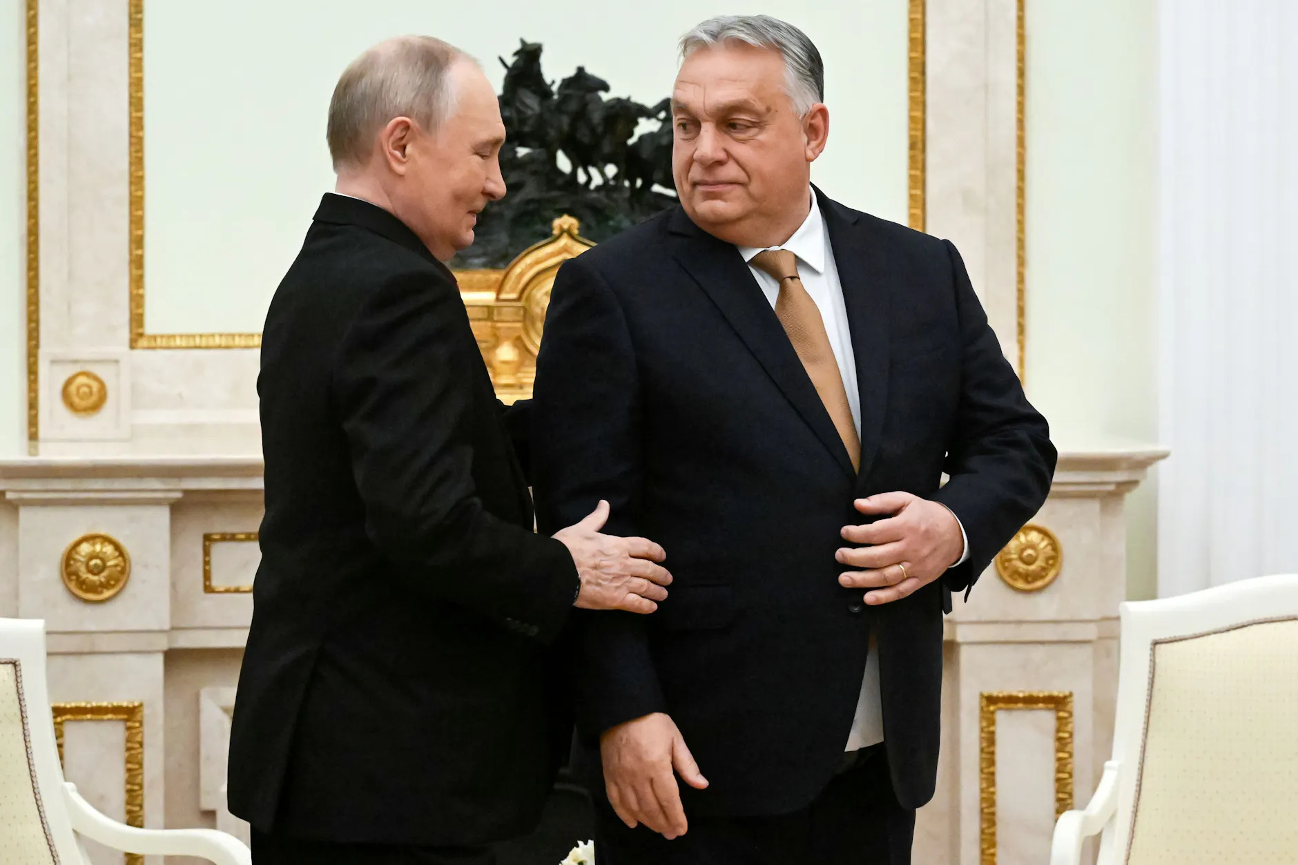 Der russische Präsident Wladimir Putin (l.) spricht mit dem ungarischen Ministerpräsidenten Viktor Orbán während ihres Treffens im Senatspalast des Kremls in Moskau.