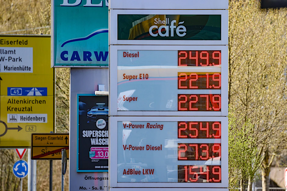 Der bundesweite Durchschnittspreis für Diesel hat inzwischen ein Allzeithoch von etwa 2,50 Euro erreicht.