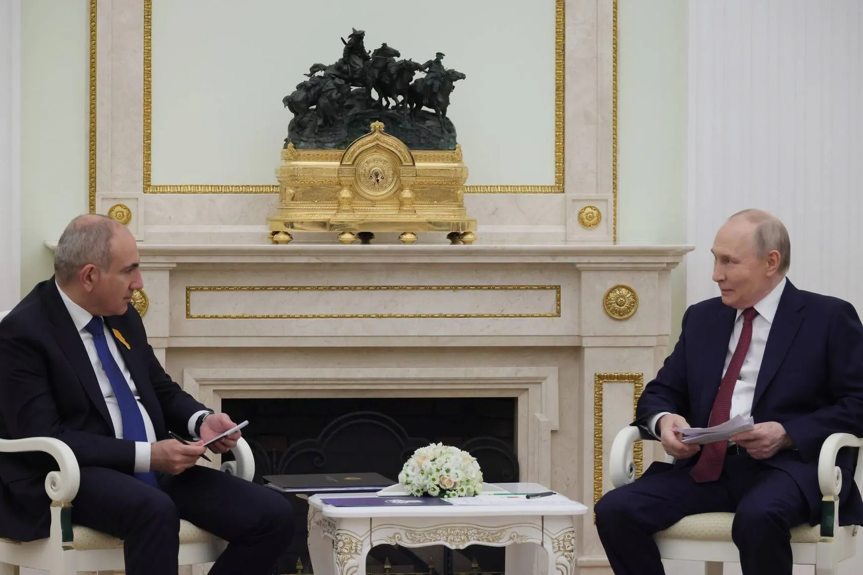 Symbol einer schwierigen Partnerschaft. Nikol Paschinjan und Wladimir Putin zwischen Kooperation, Misstrauen und geopolitischem Wandel.