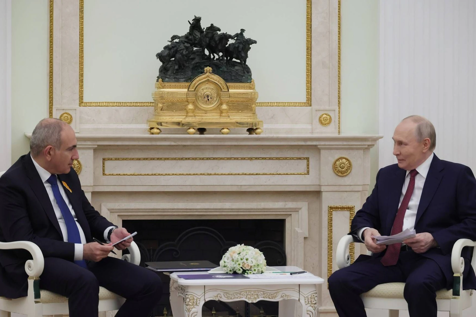 Symbol einer schwierigen Partnerschaft. Nikol Paschinjan und Wladimir Putin zwischen Kooperation, Misstrauen und geopolitischem Wandel.