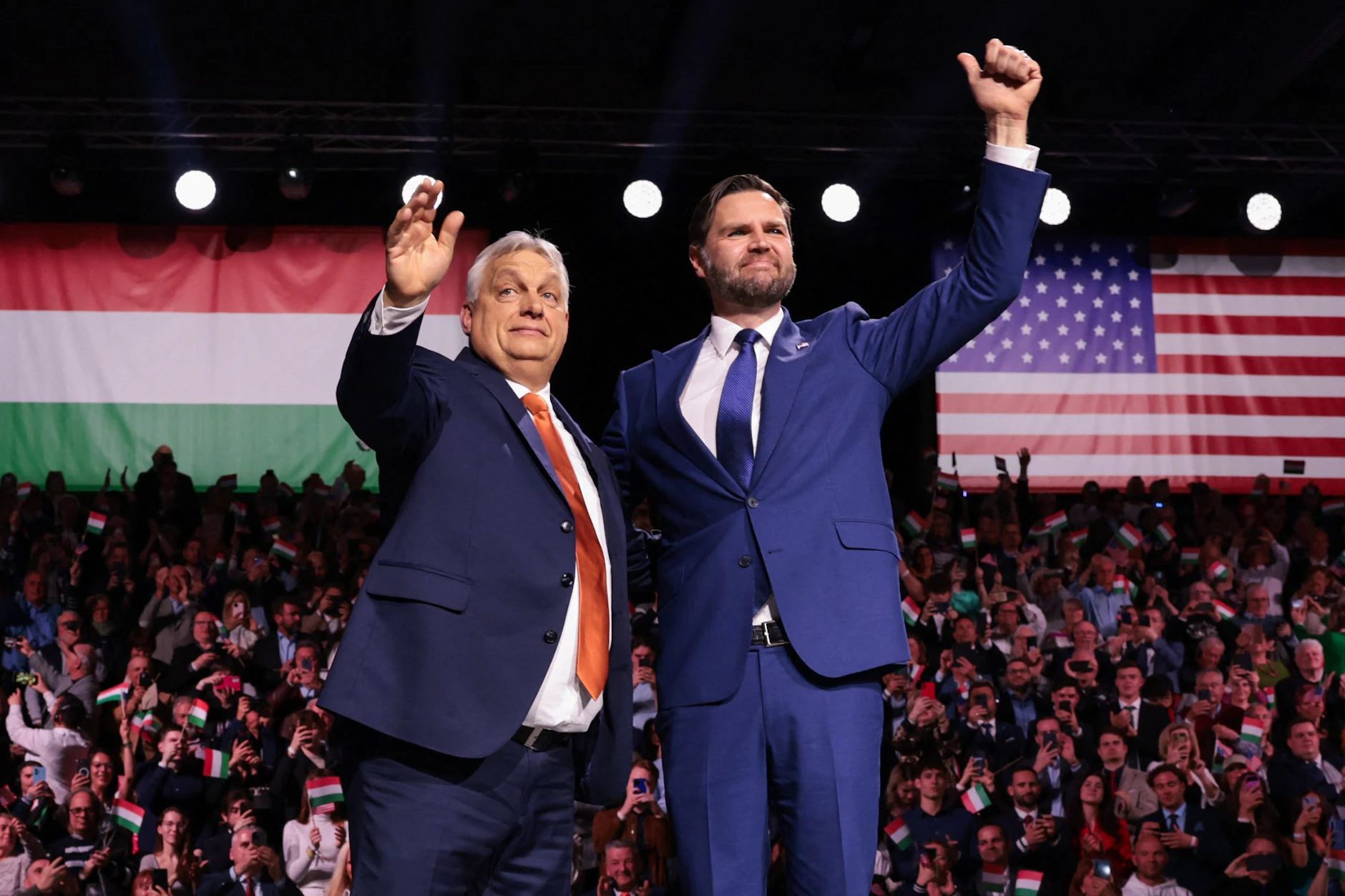 Viktor Orbán und JD Vance bei einem Treffen in Budapest. Kurz vor der ungarischen Parlamentswahl rückt das Land immer stärker in den Fokus internationaler Interessen.