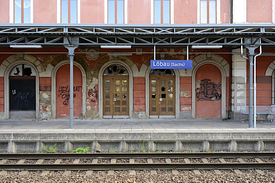 Löbau in Sachsen liegt an der Bahnstrecke zwischen Dresden und Görlitz: Der fast 100 Kilometer lange Streckenabschnitt ist bis heute nicht durchgehend elektrifiziert.