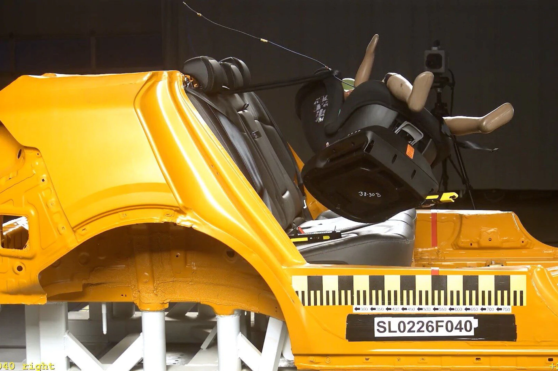 Erschreckend! Beim Crashtest schleudert der Sitz samt des Kinder-Dummies aus der Basis.