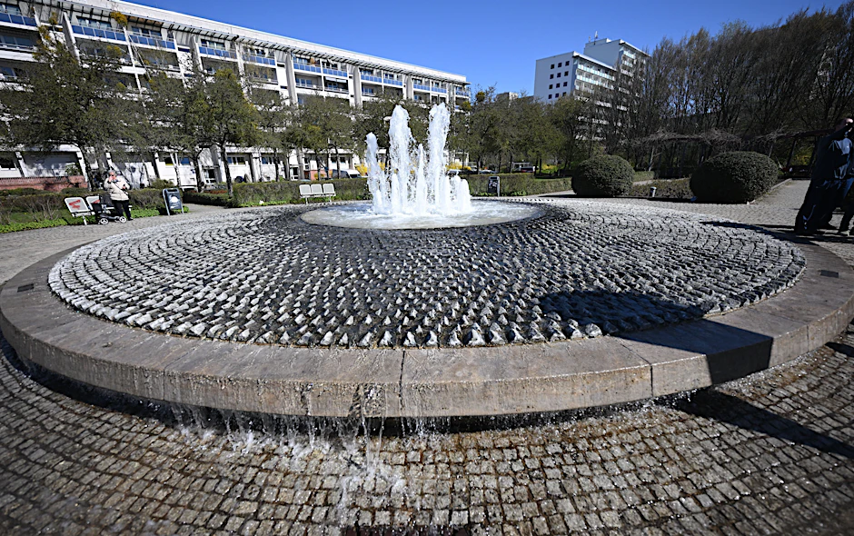 Der Brunnen auf dem Clara-Zetkin-Platz (Hellersdorf) sprudelt bei der Eröffnung der Berliner Zierbrunnensaison.