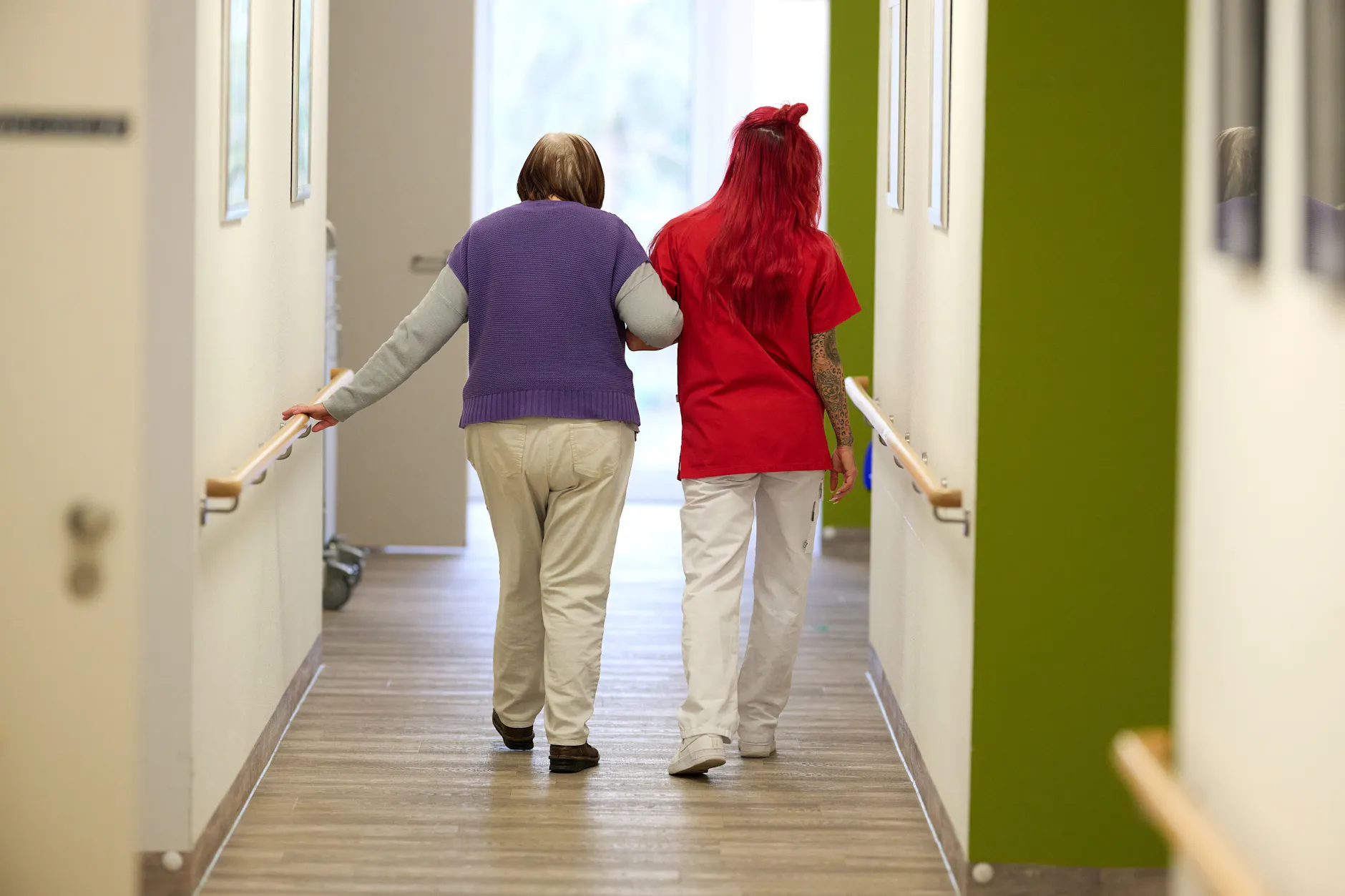 Immer mehr Menschen wollen in die Pflege und trotzdem herrscht Notstand.