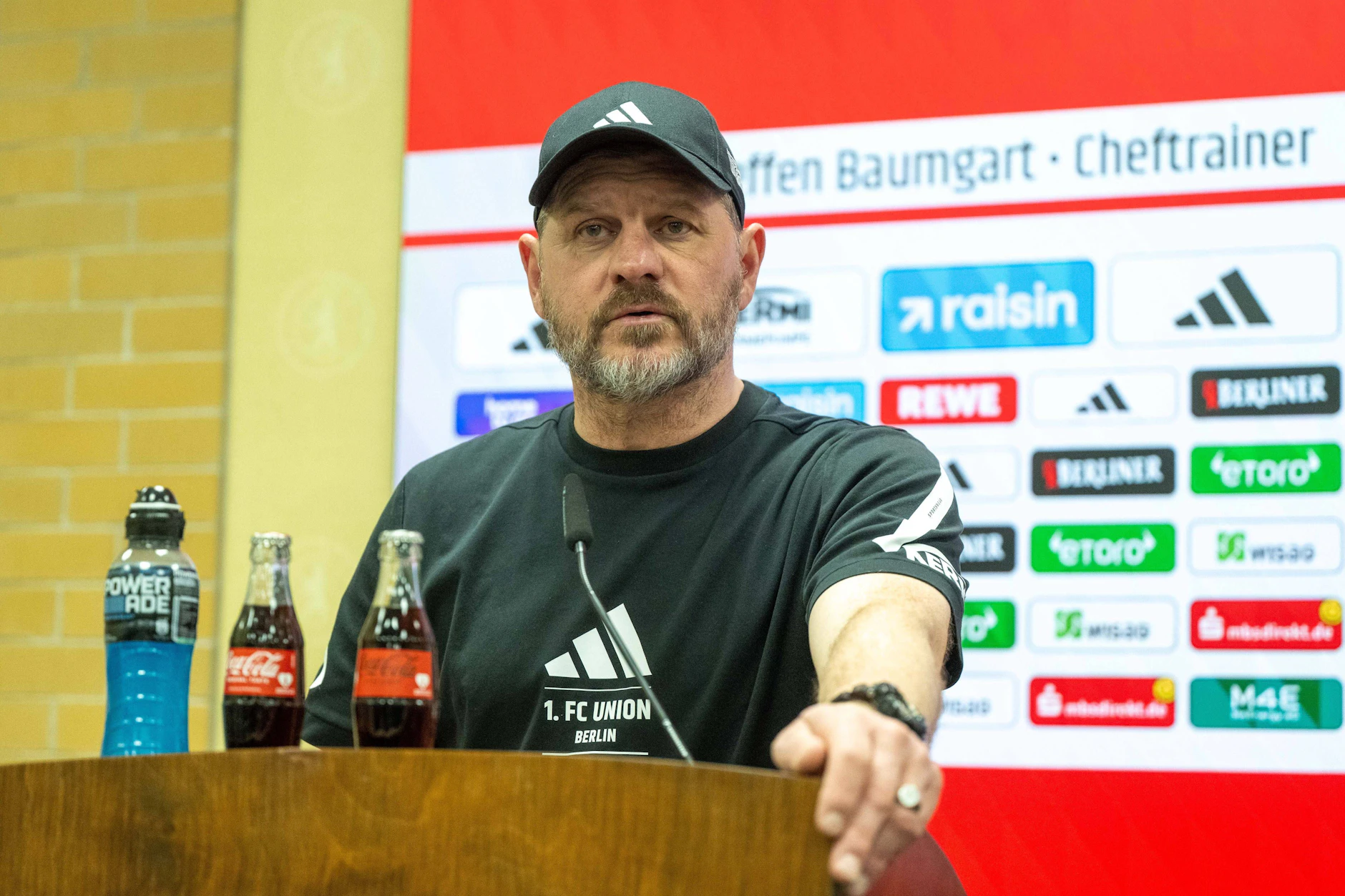 Steffen Baumgart kämpft mit dem 1. FC Union Berlin um den Klassenerhalt in der Bundesliga und gibt dabei ehrliche Einblicke.