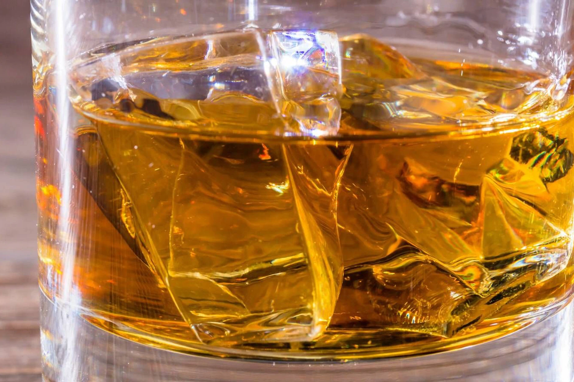 Whiskey hat Charakter und Präsenz – ein Drink, der auffällt und Eindruck hinterlässt.