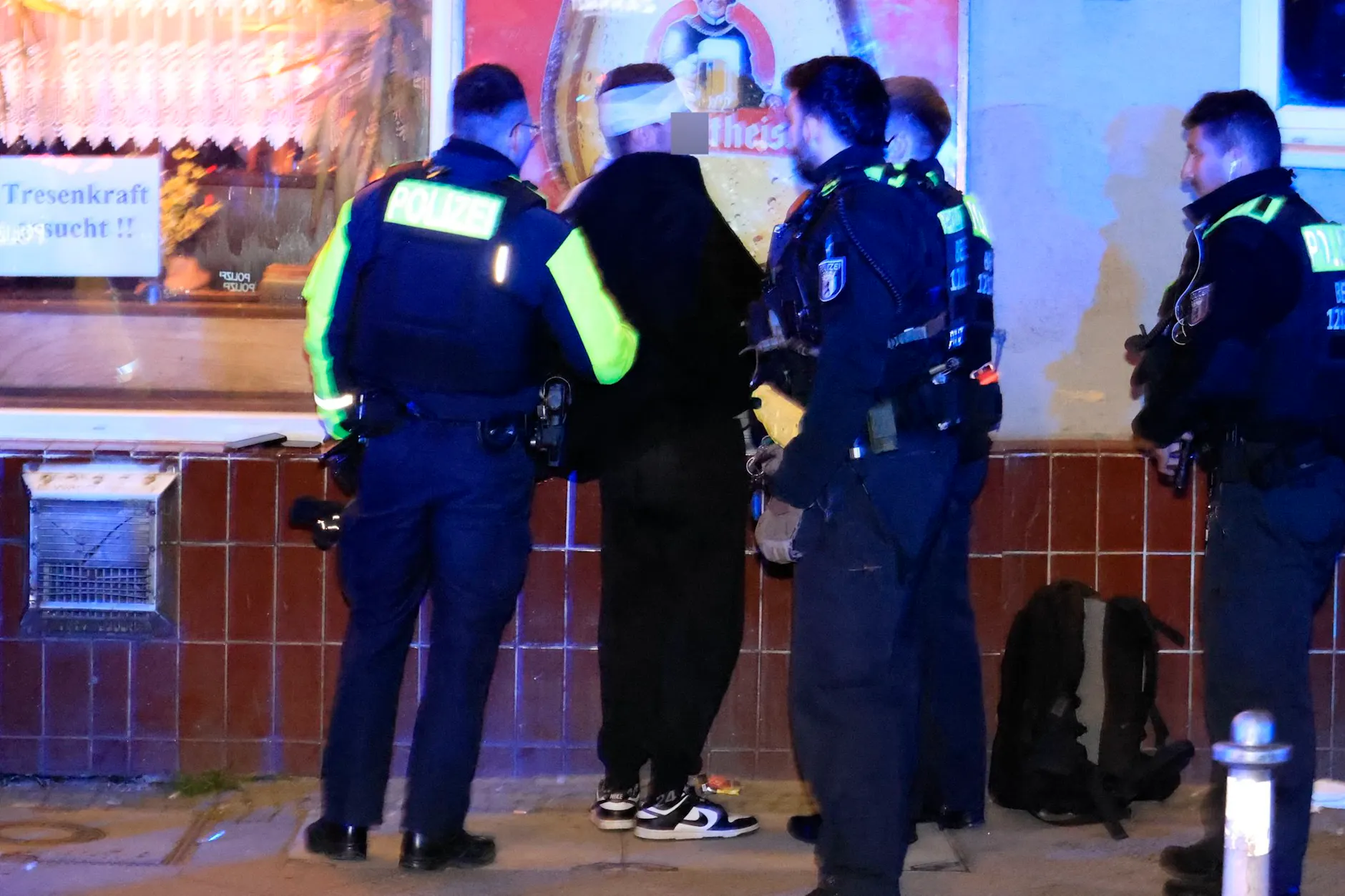 Einer der mutmaßlichen Täter und Verletzten machte sich über die Arbeit der Polizisten lustig.