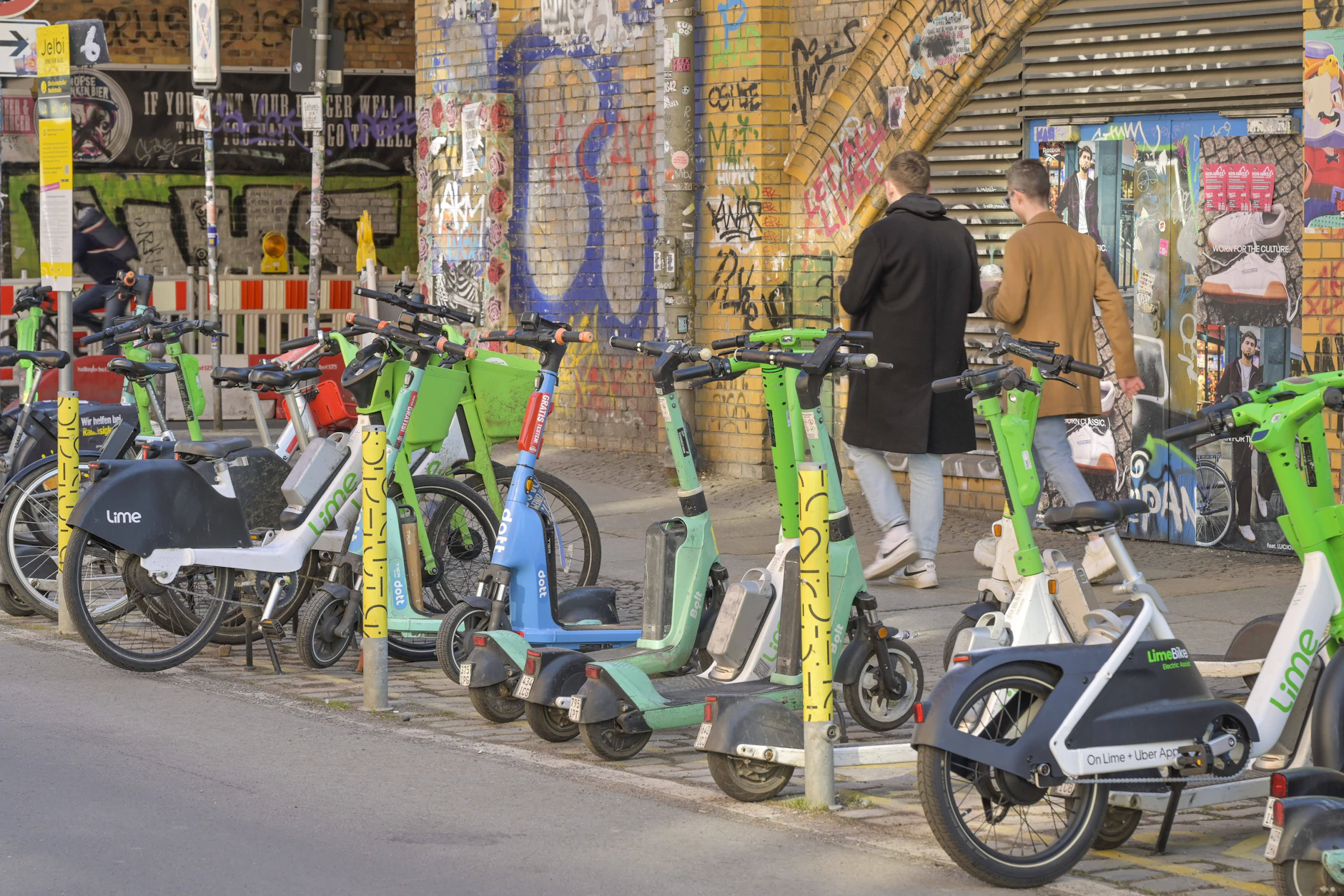 Im besten Fall stehen die Roller nur in festgelegten Stationen.