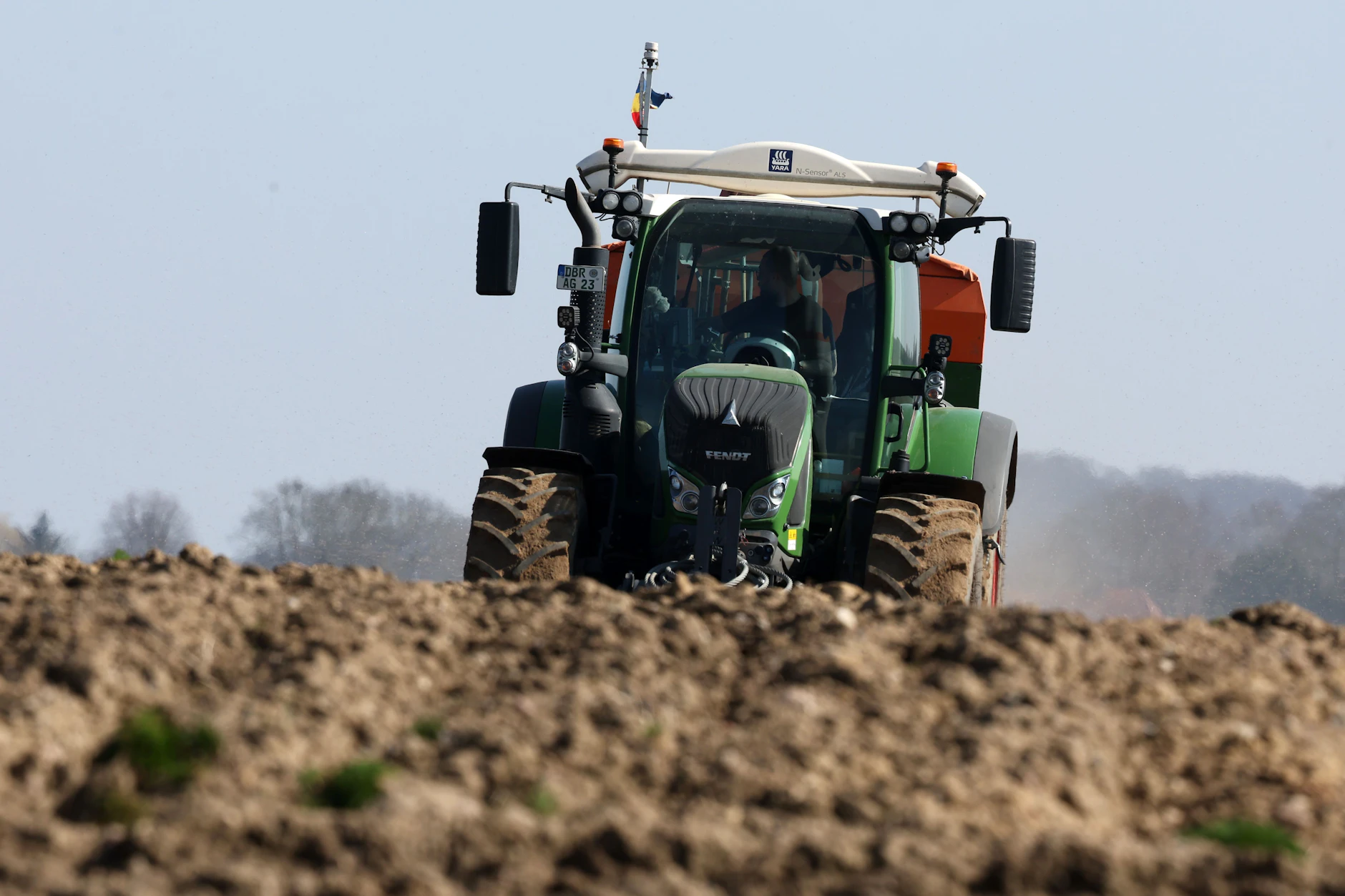 Durch die Iran-Krise fehlen weltweit Millionen Tonnen Dünger. Kehrt Deutschland jetzt zu billigen Düngerimporten aus Russland zurück?