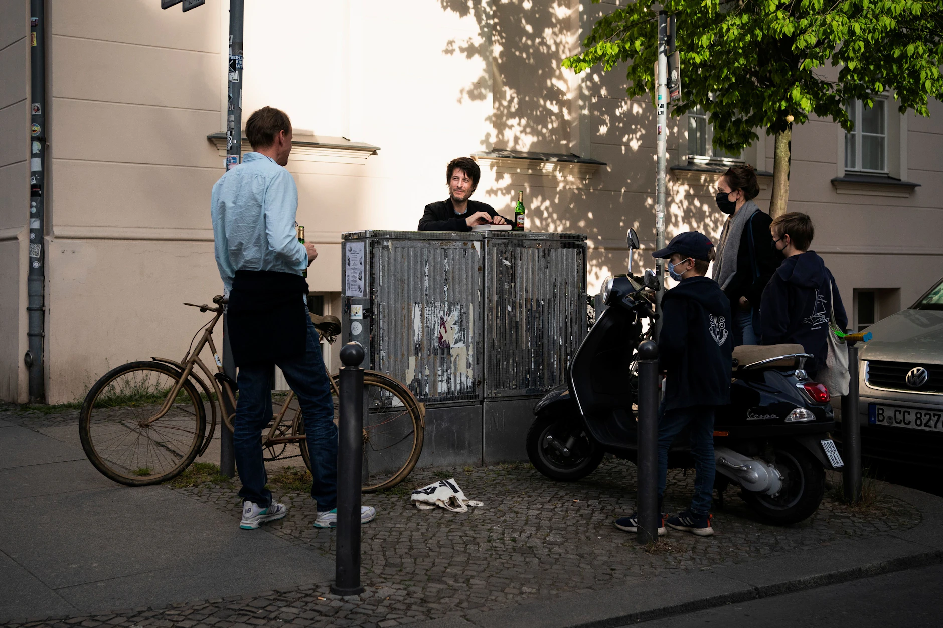 Nachbarn treffen sich zu einem Feierabend-Bier in der Linienstraße in Berlin.