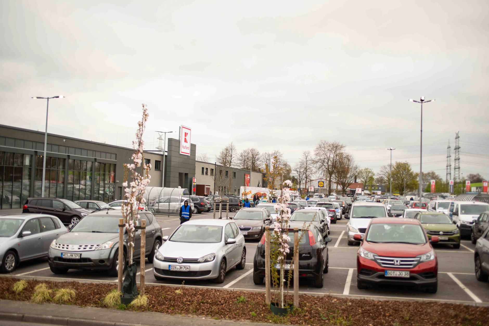 Volle Parkplätze vor einer Kaufland-Filiale: Um Dauerparker zu verhindern, setzt das Unternehmen zunehmend auf digitale Kennzeichenerfassung.