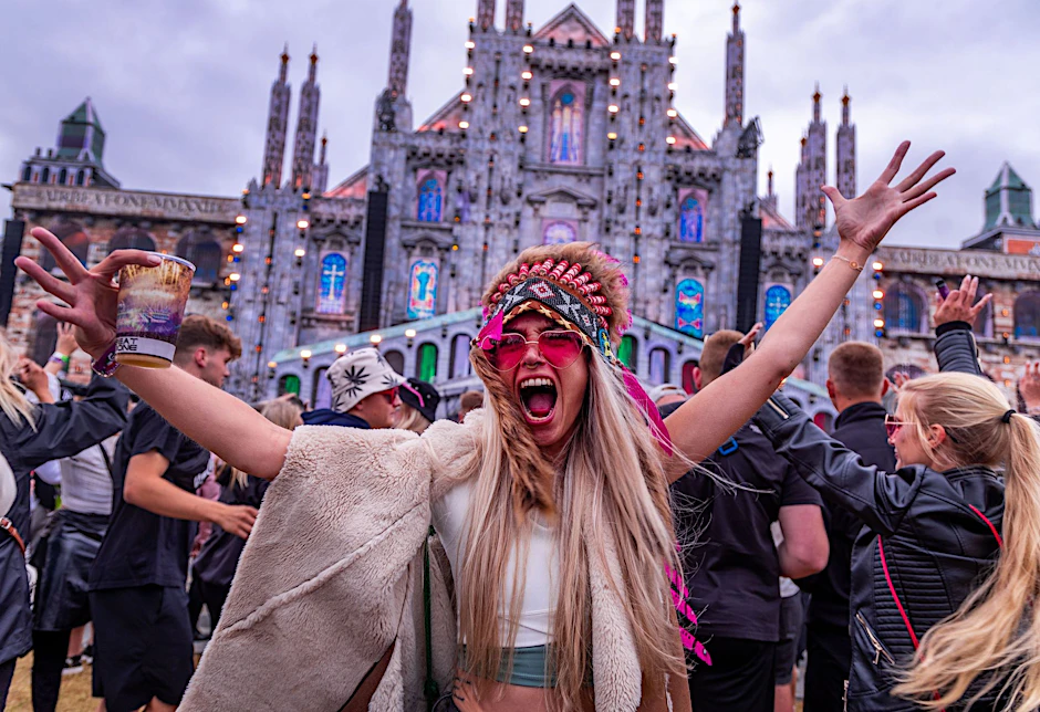 Neustadt-Glewe wird zur großen Tanzfläche: In dem mecklenburgischen Ort feiern zehntausende Menschen beim Elektrofestival „Airbeat One“.