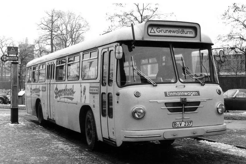 Ein Büssing-Autobus vom Typ „Präsident“: Auch dieser Bus ist in der Sammlung vertreten. Auf diesem Bild wartet BVG-Fahrzeug 237 im Januar 1971 auf dem Hardenbergplatz am Bahnhof Zoo.