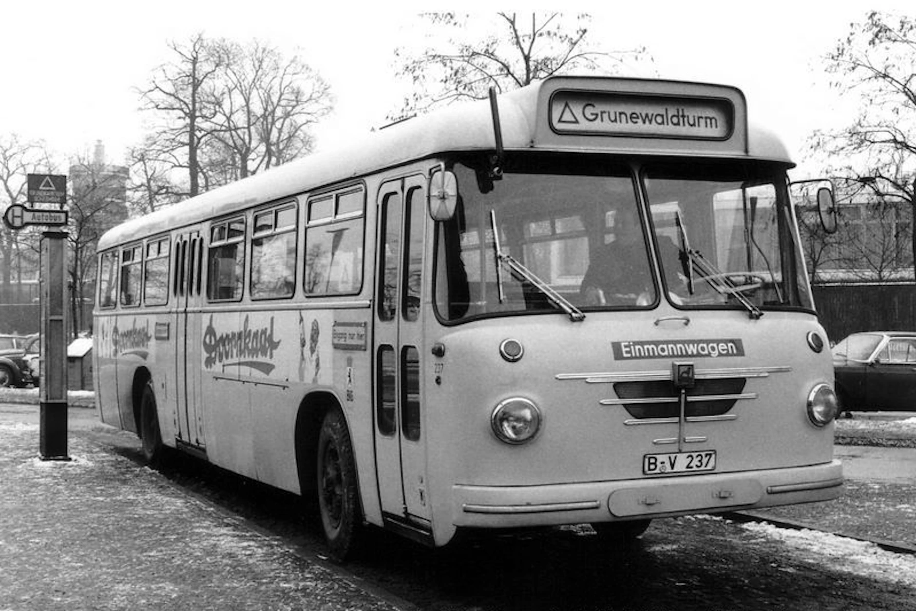 Ein Büssing-Autobus vom Typ „Präsident“: Auch dieser Bus ist in der Sammlung vertreten. Auf diesem Bild wartet BVG-Fahrzeug 237 im Januar 1971 auf dem Hardenbergplatz am Bahnhof Zoo.