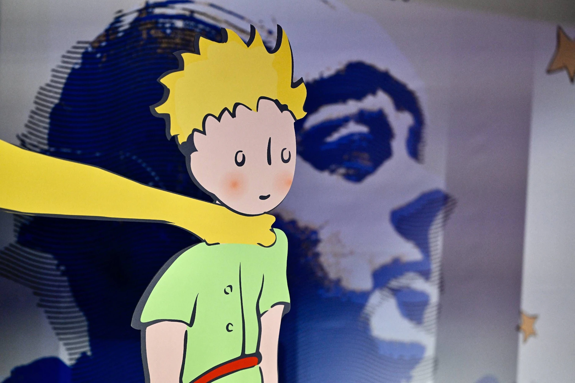 Die Kita gedenkt mit dem folgenden Zitat des kleinen Jungen: „Wenn du bei Nacht den Himmel anschaust, wird es dir sein, als lachten alle Sterne, weil ich auf einem von ihnen wohne, weil ich auf einem von ihnen lache.“ 