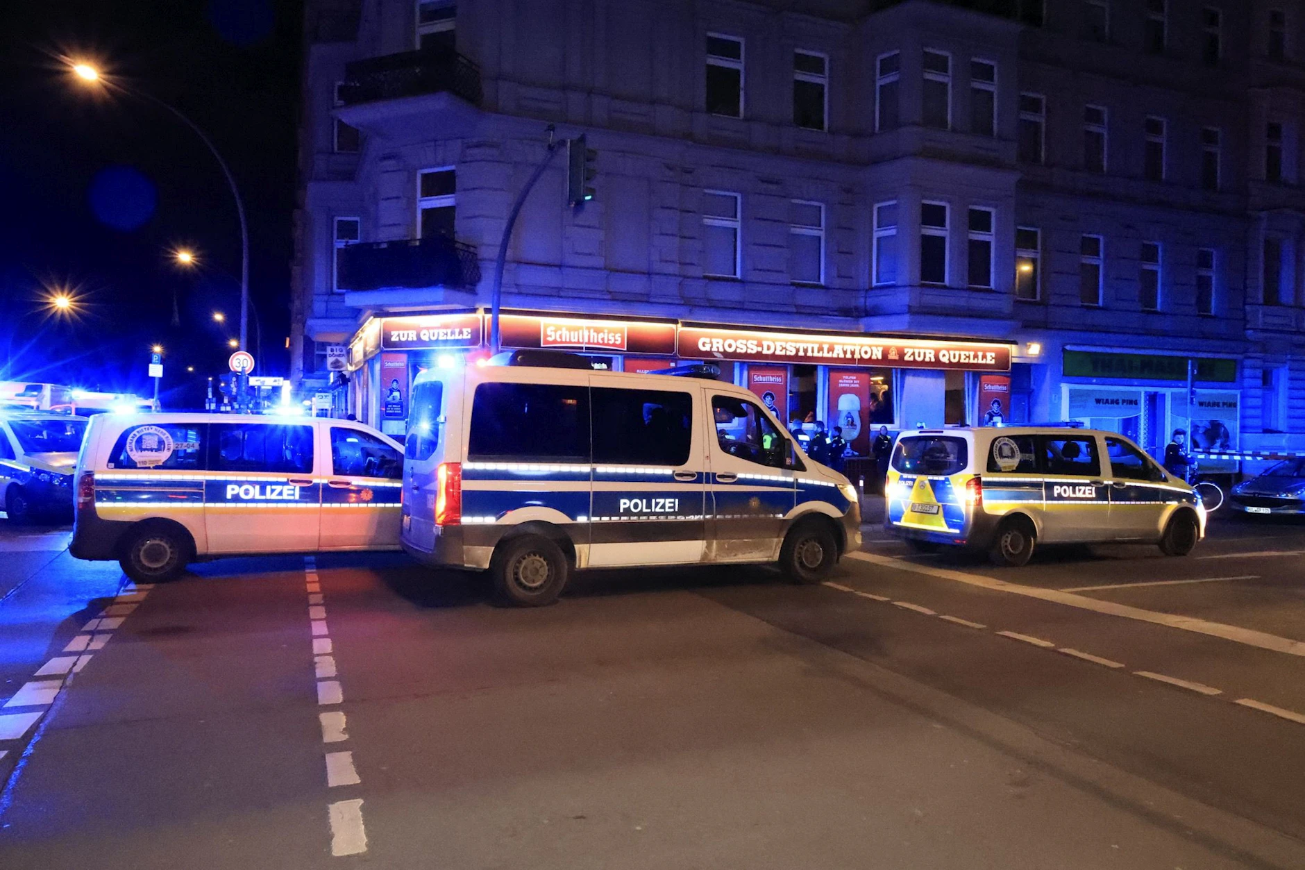 Der Bereich rund um die Kneipe, wo die Messerstecherei stattgefunden hatte, wurde weitläufig abgesperrt.