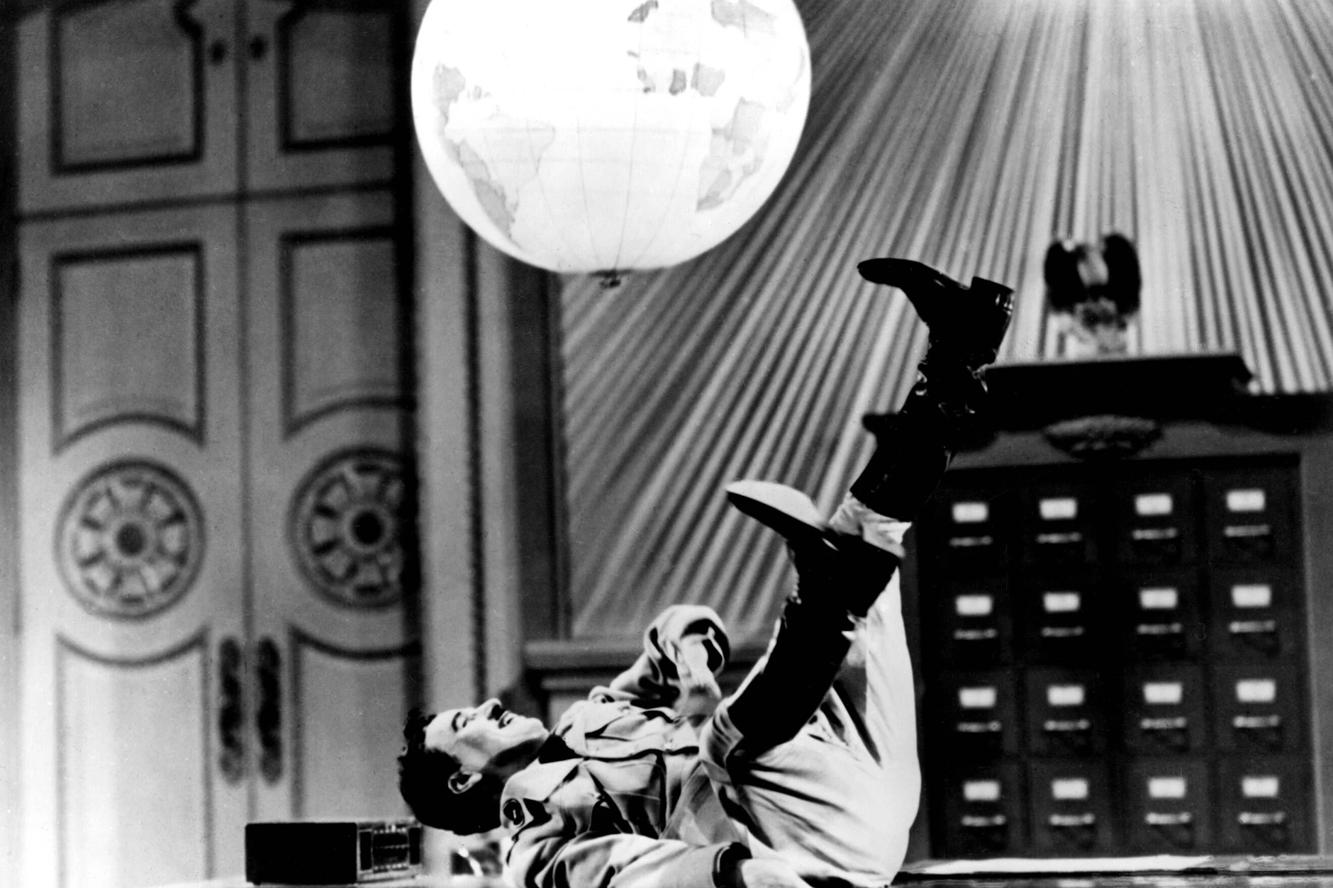 Charlie Chaplin als Diktator Anton Hinkel