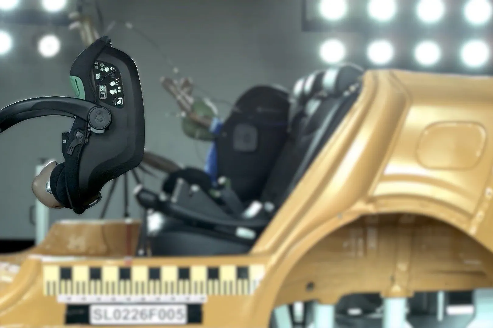 Hier ist die Babyschale von Kinderkraft in der Crashtest-Prüfung von Stiftung Warentest. Auf diese fiel durch.