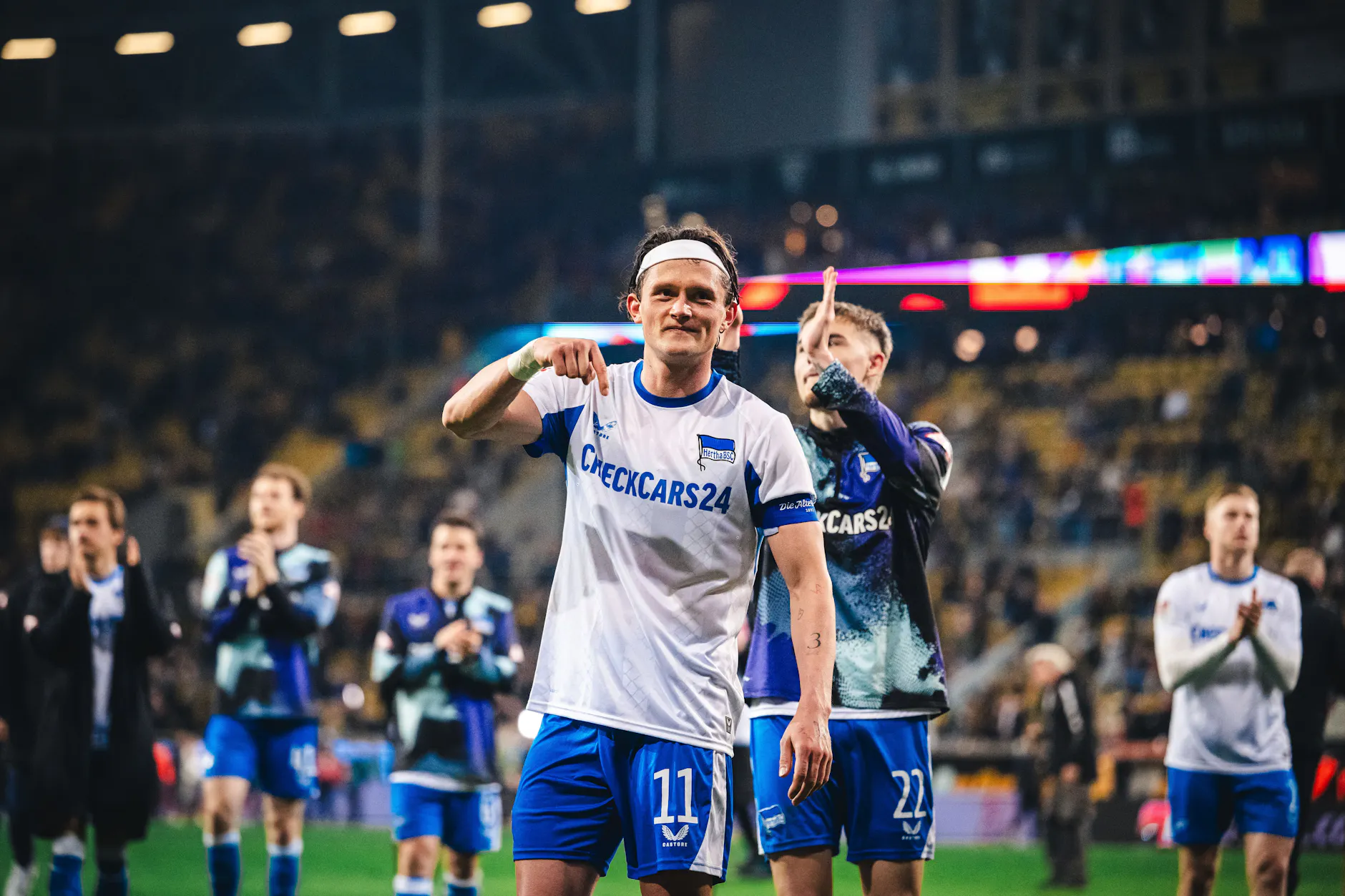 Fabian Reese lässt alle Fans von Hertha BSC mit dieser Geste von seinem Verbleib in Berlin träumen.