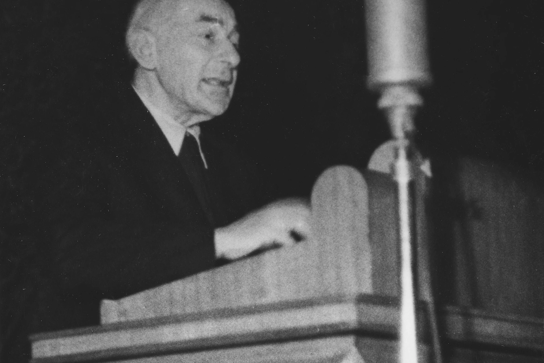 Professor Victor Klemperer erläutert der Berliner Presse seine Thesen aus LTI, 1949.