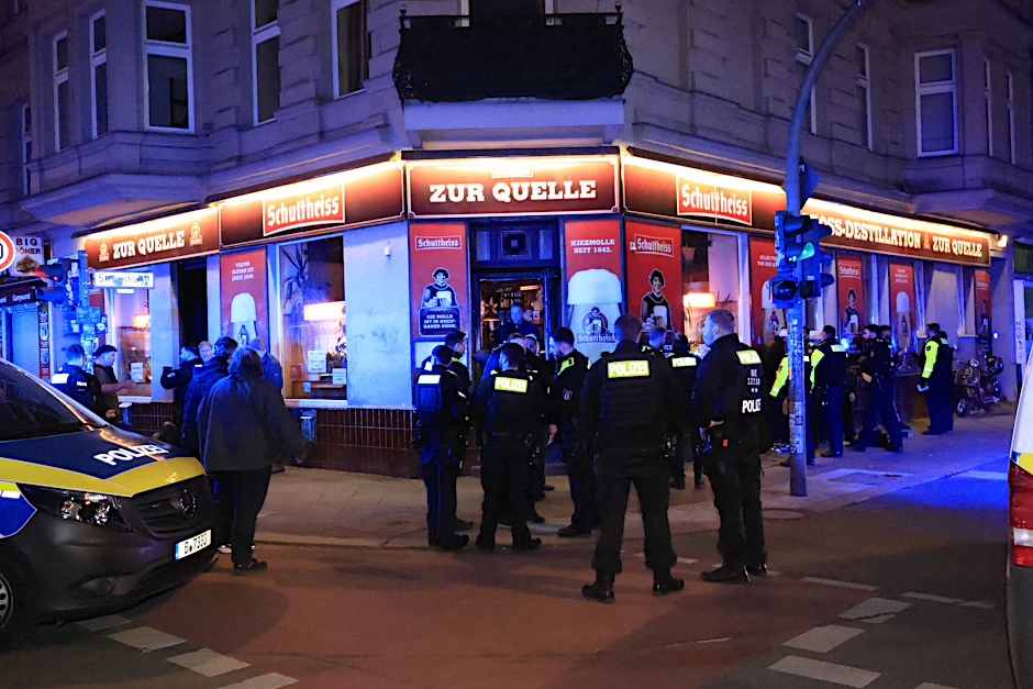 Vor einer Bar in Moabit wurde ein Mann mit einem Messer lebensgefährlich verletzt.