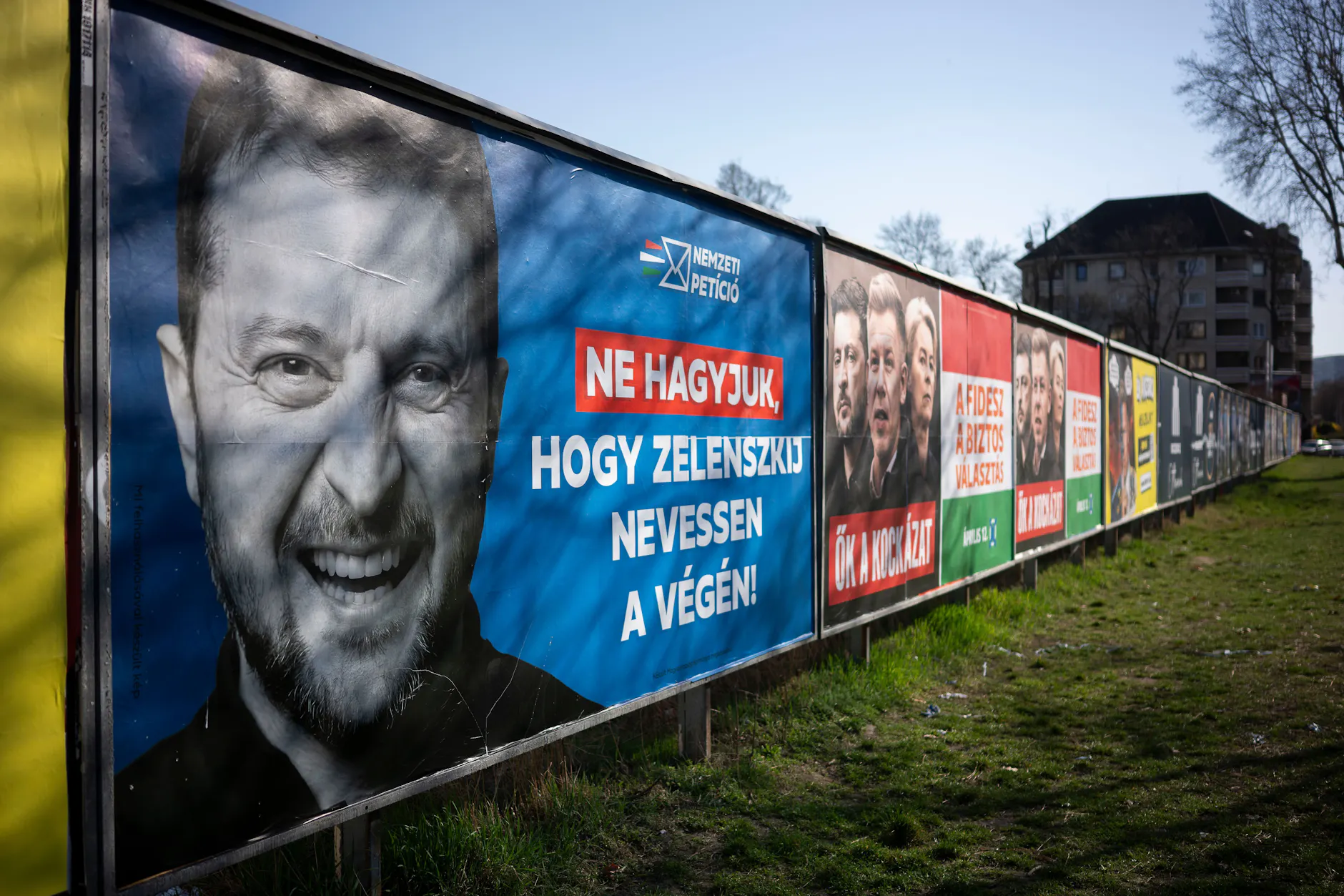 Ein Wahlplakat mit der Aufschrift „Wir werden nicht zulassen, dass Selenskyj das letzte Lachen hat“ ist im Vorfeld der Parlamentswahl zu sehen.