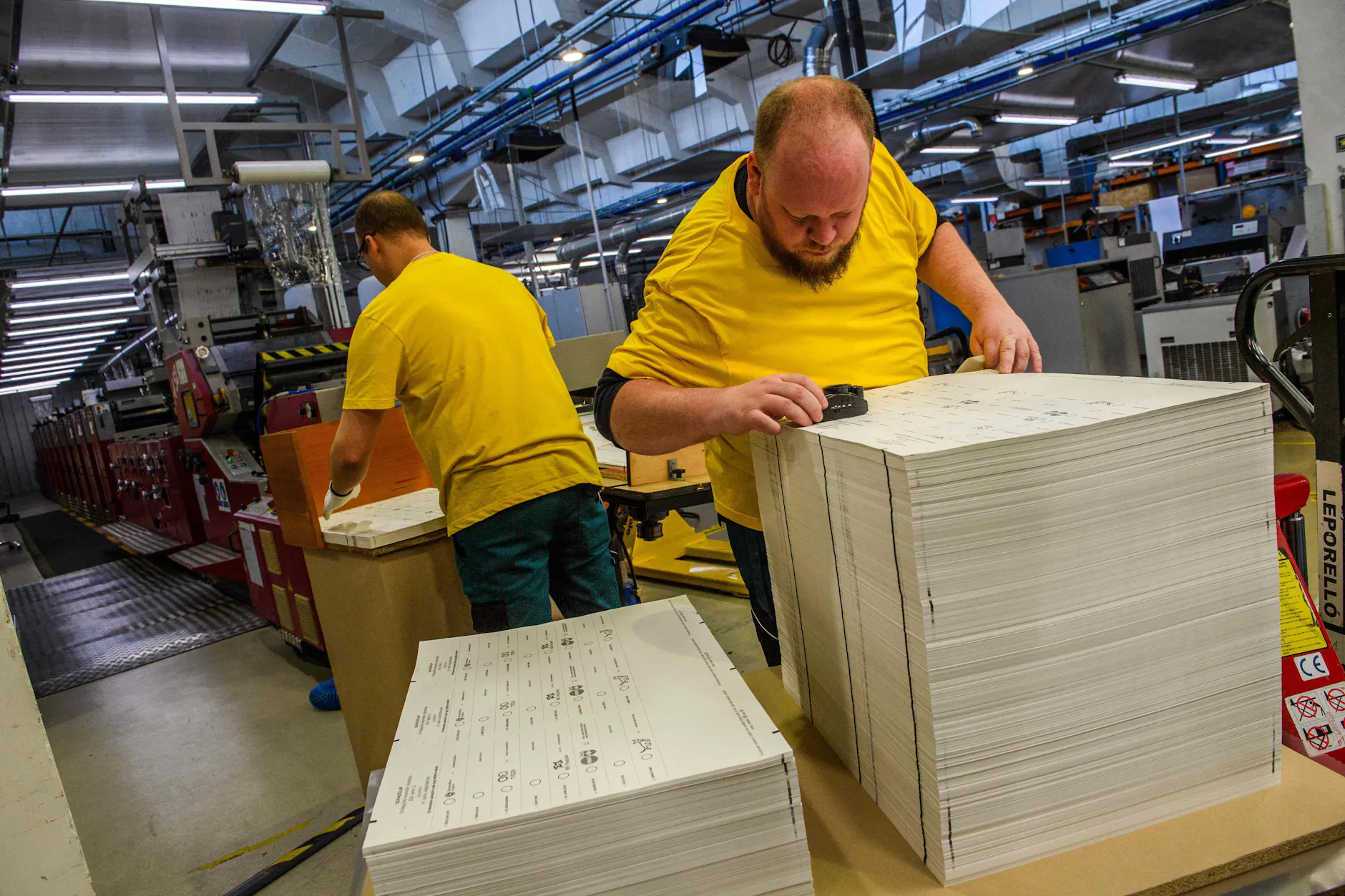 Mitarbeiter drucken Stimmzettel für die Parlamentswahl. Es ist die wichtigste Wahl in diesem Jahr auf dem europäischen Kontinent.