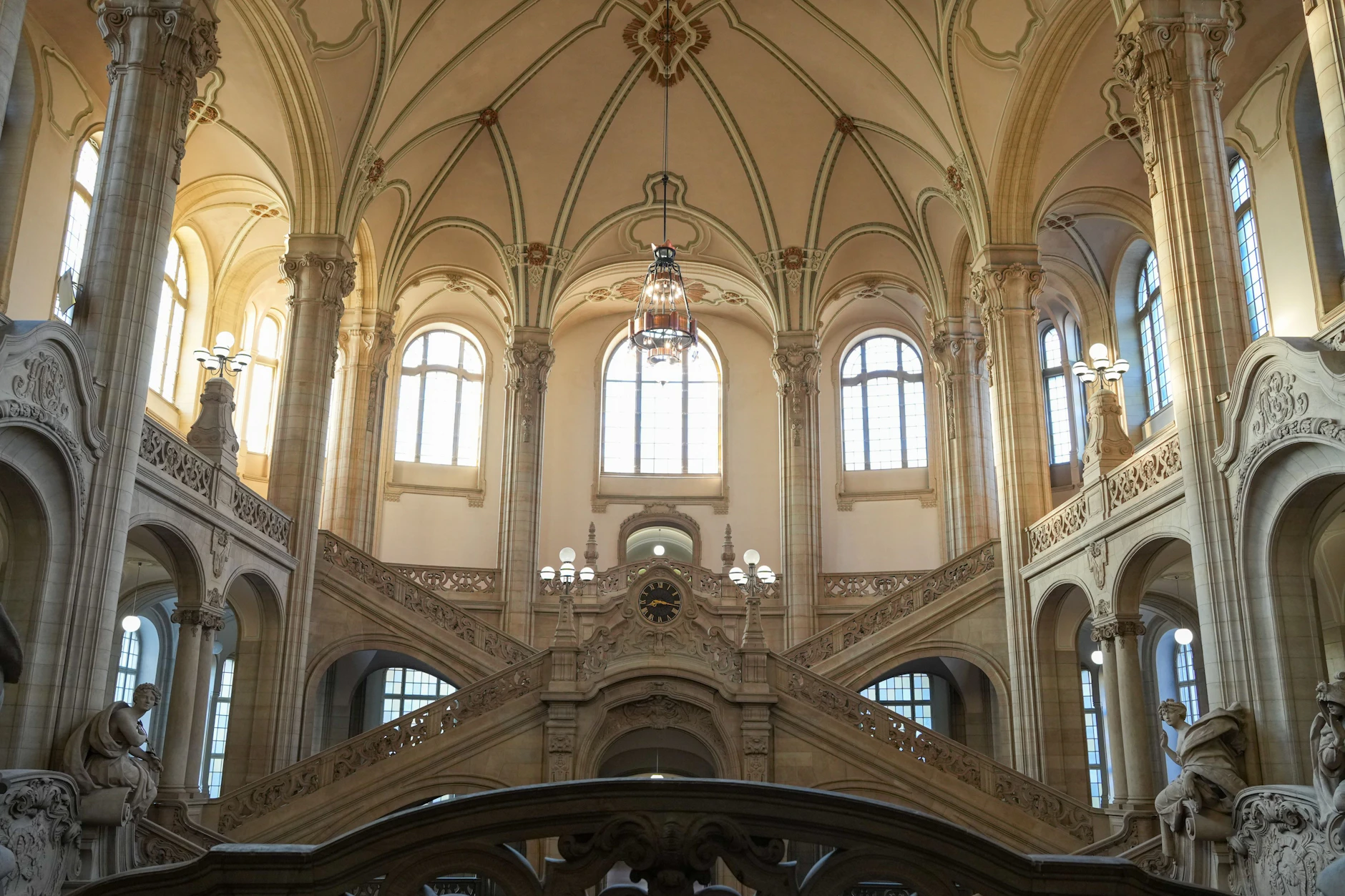 Im Gebäude des Kriminalgerichts in Berlin-Moabit wird der Betrugsprozess gegen den 60-Jährigen geführt.