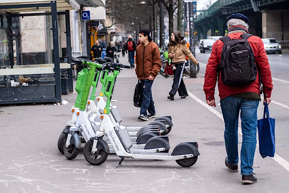 E-Scooter behindern den Fußverkehr. Kein seltener Anblick in Berlin.
