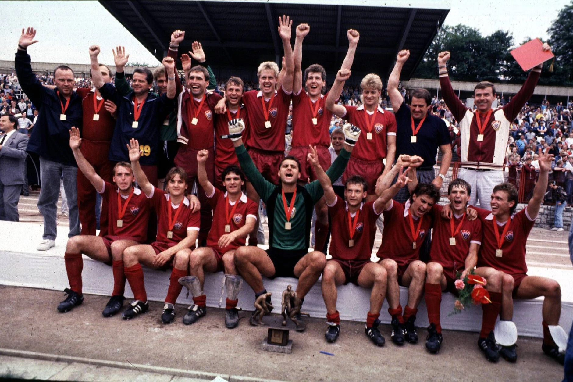 Großer Jubel beim BFC Dynamo nach dem Sieg im FDGB-Pokal 1988. In der vorderen Reihe ganz rechts sitzt Thomas Doll.