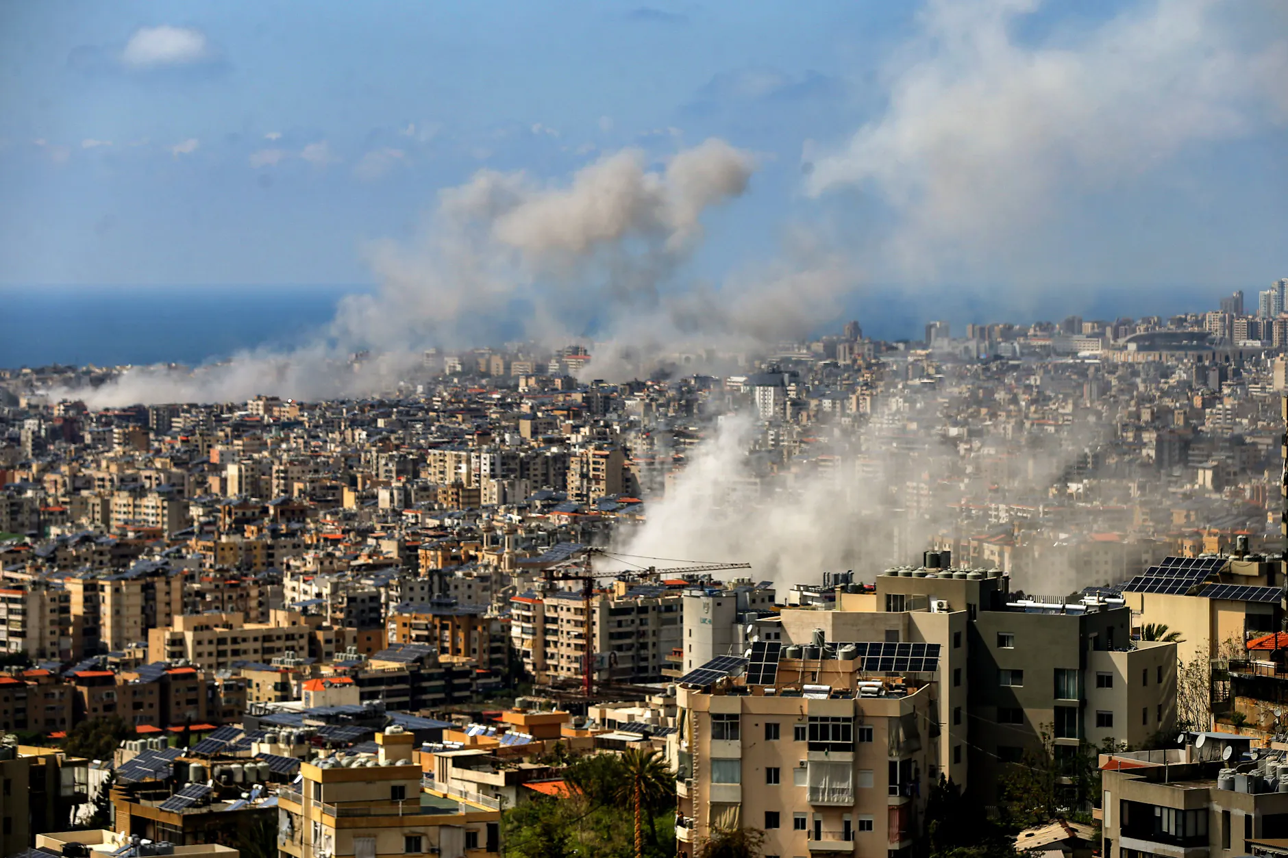 Rauch steigt nach mehreren israelischen Luftangriffen in Beirut auf.