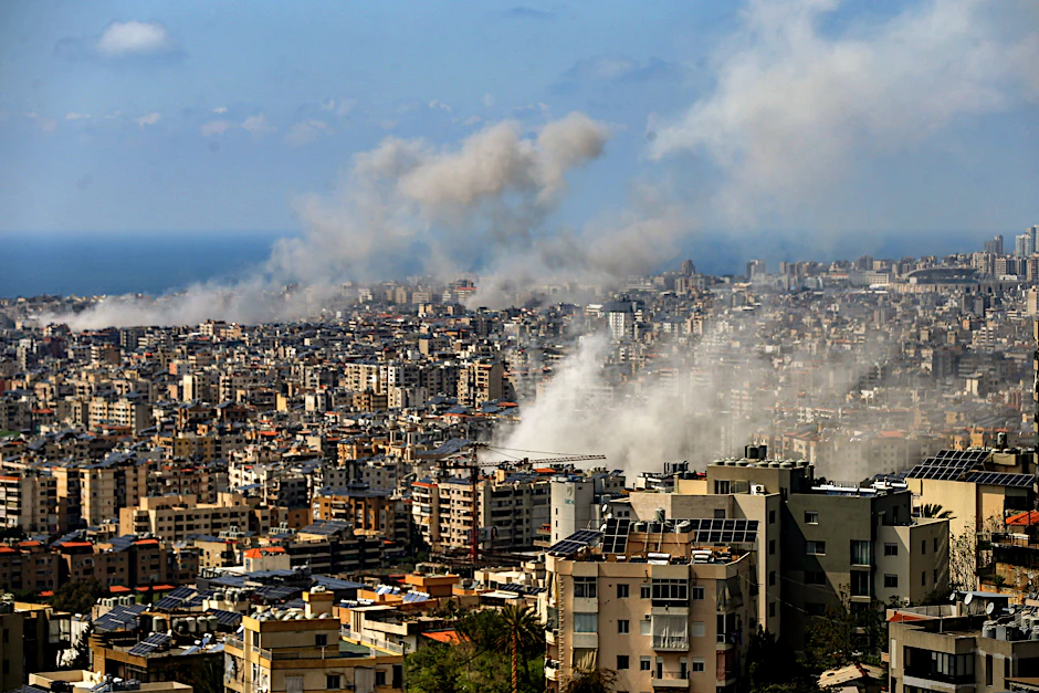 Rauch steigt nach mehreren israelischen Luftangriffen in Beirut auf.