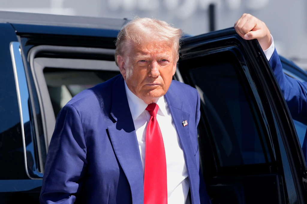 Trump verkündet 50-Prozent-Zölle für Waffenlieferanten des Iran - Regimewechsel „durchlaufen“