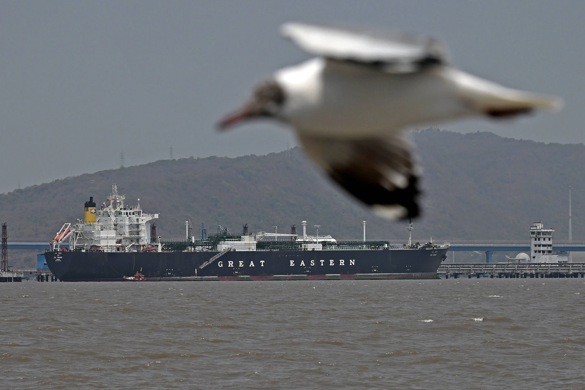 Ein LPG-Tanker im Hafen von Mumbai