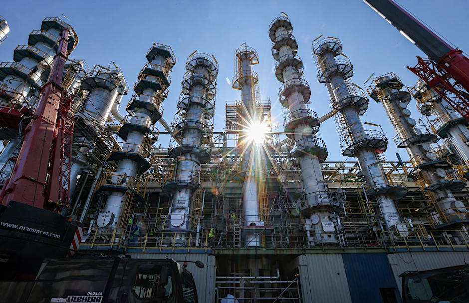 Die Sonne scheint hinter einer 26 Meter hohen Kolonne zur Phenolherstellung bei der Domo Chemicals GmbH. 