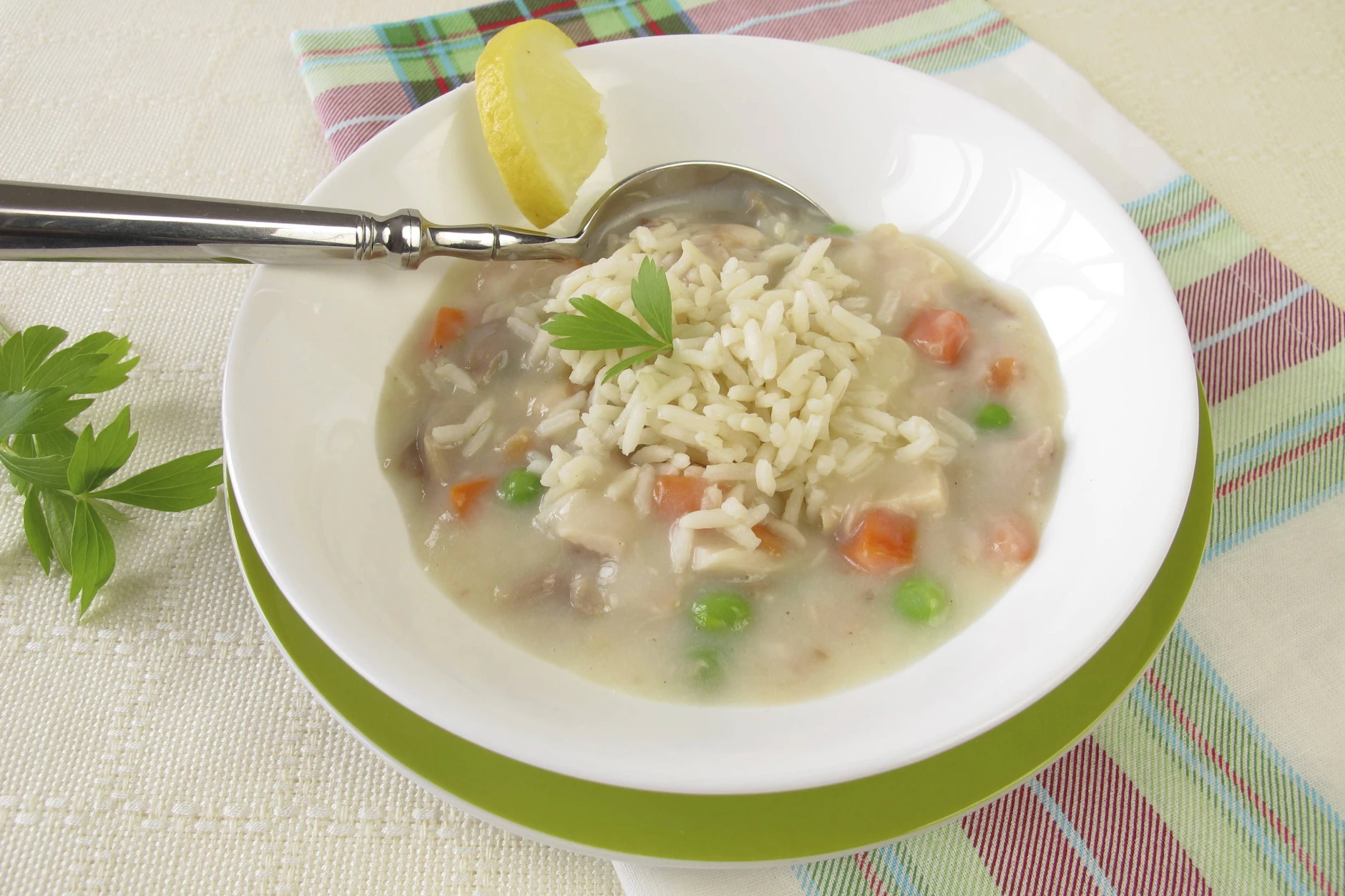 Zu DDR-Zeiten wurde oft auch Mischgemüse (Möhren und Erbsen) statt nur Erbsen dem Hühnerfrikassee beigemischt. Dazu gab und gibt es Reis. 