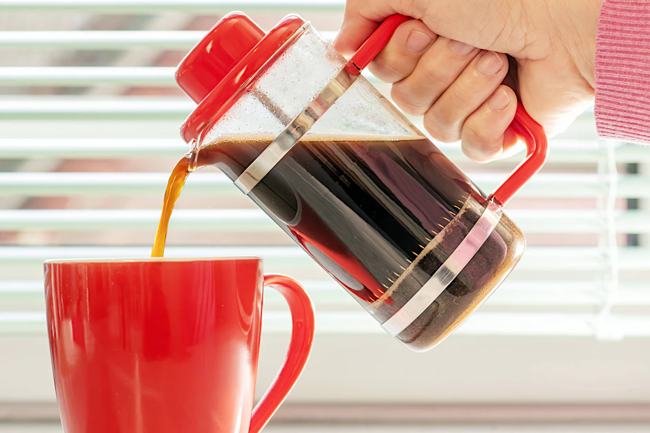 Frischer Kaffee aus der Stempelkanne ist beliebt. Doch wie wird der Kaffeesatz richtig entsorgt?