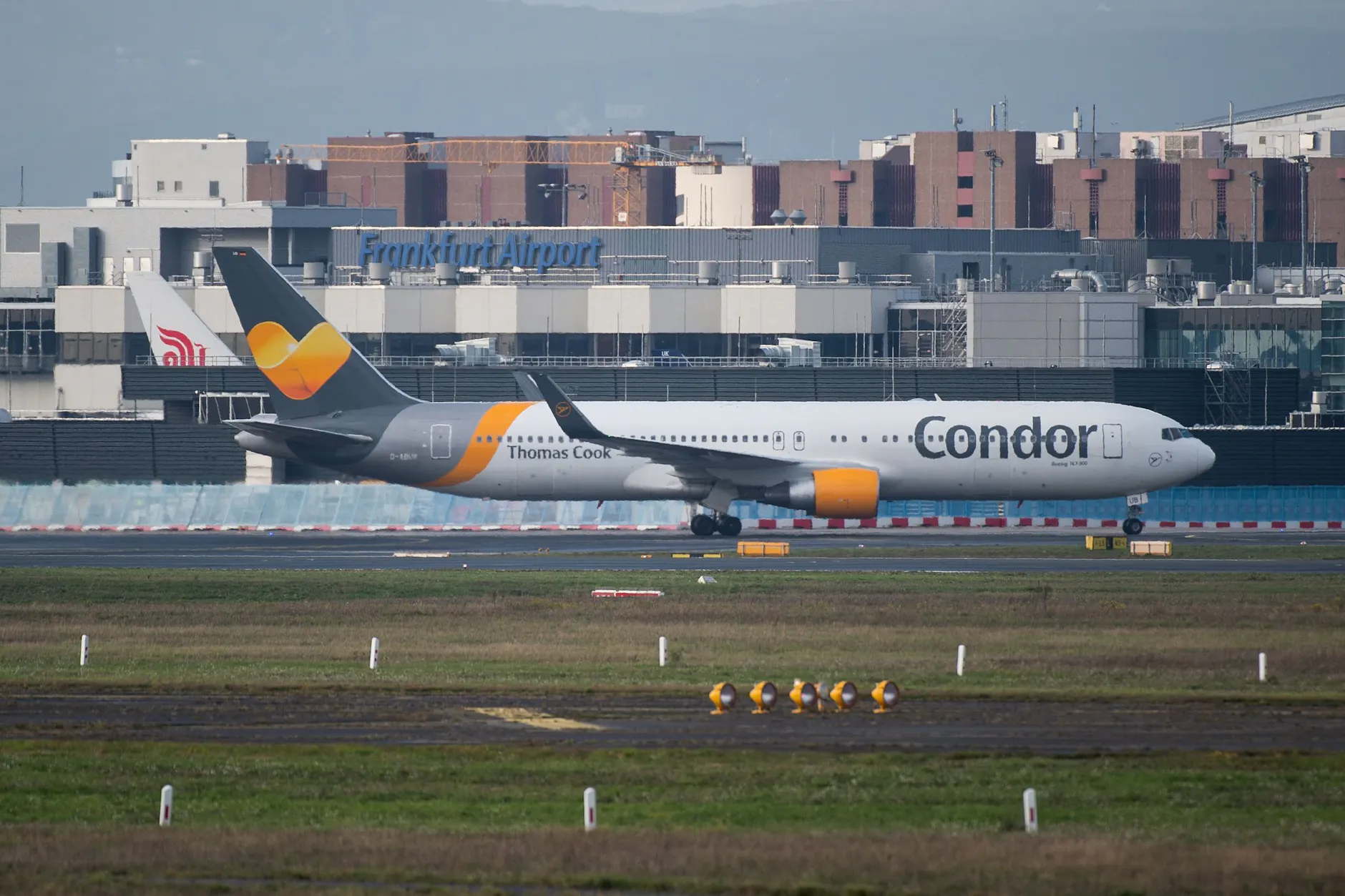 Condor und Lufthansa sehen ihren Kerosinbedarf für das laufende Jahr gut gedeckt.