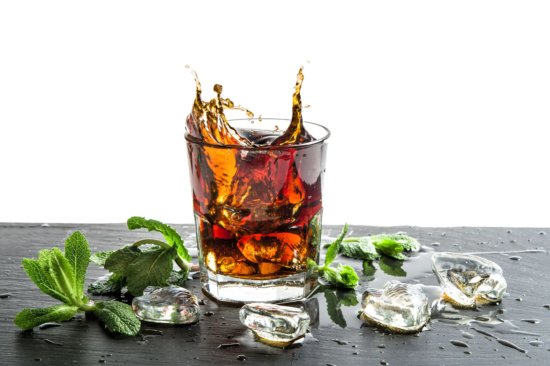 Rum bringt Leichtigkeit ins Glas – entspannt, gesellig und immer ein bisschen Urlaubsfeeling.